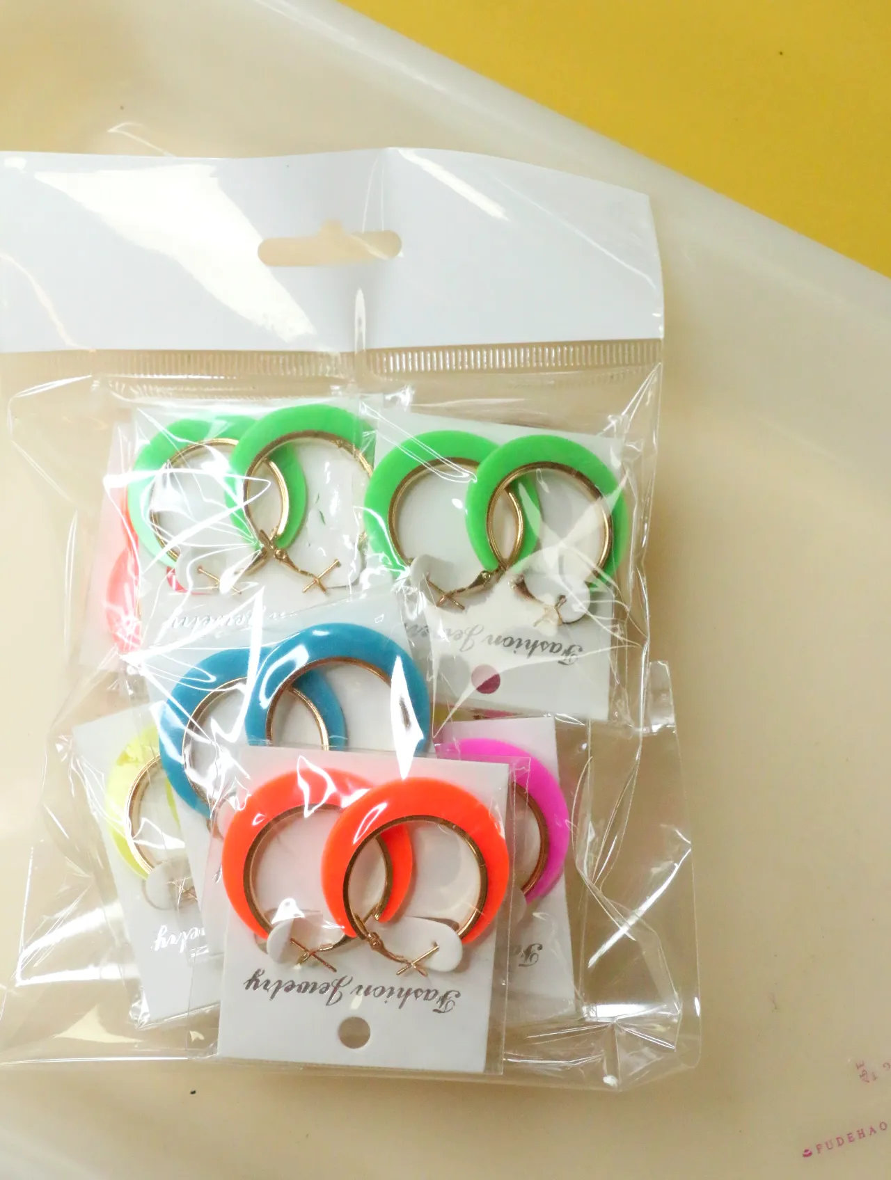 Bolsa de pendientes de aro en colores vivos — lote de bisutería dorados, primer plano · Lotes Bisutería (H0007)