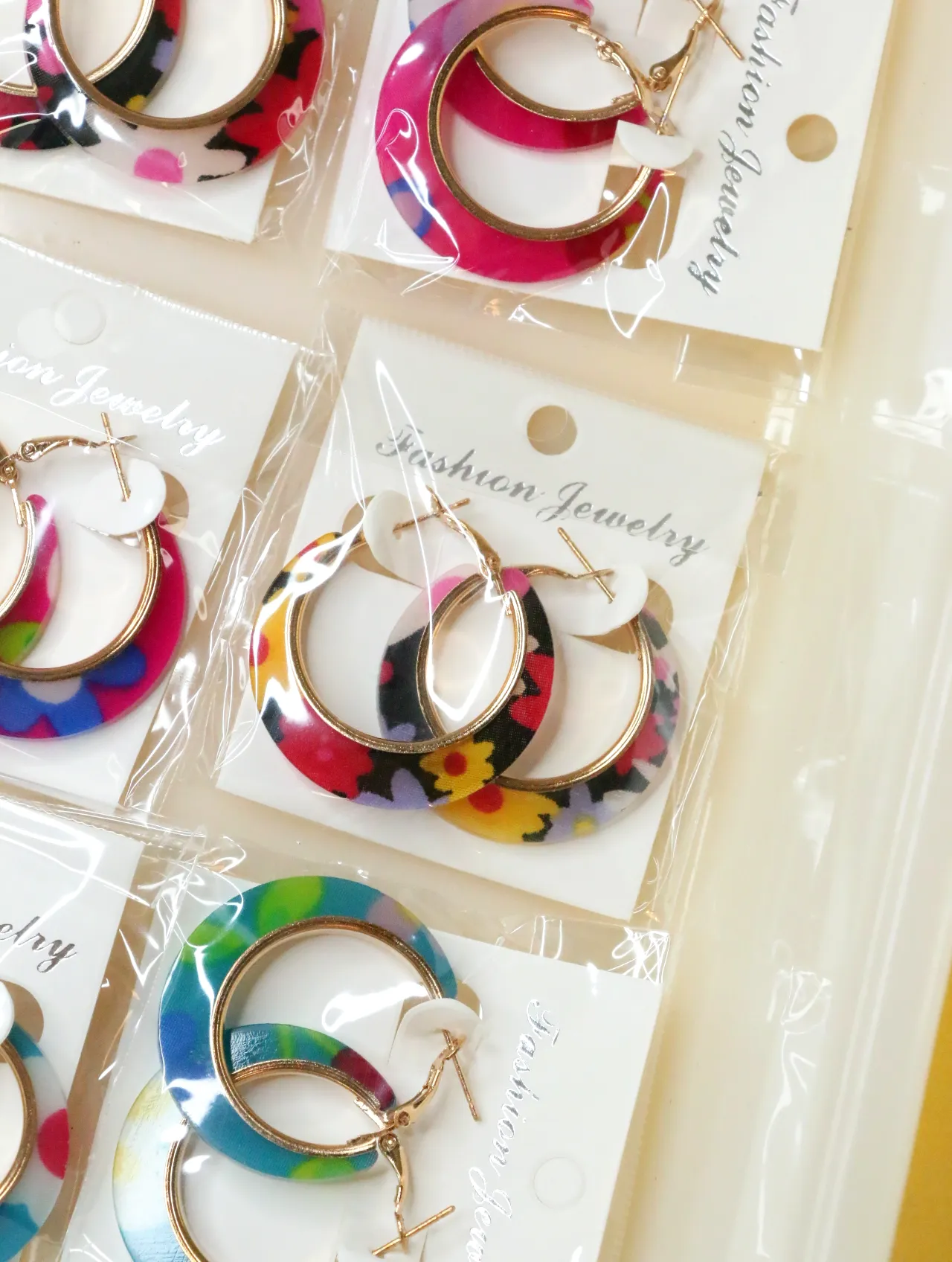 Pendientes de aro florales variados con detalles dorados — lote de bisutería baratos, detalle · Lotes Bisutería (H0008)