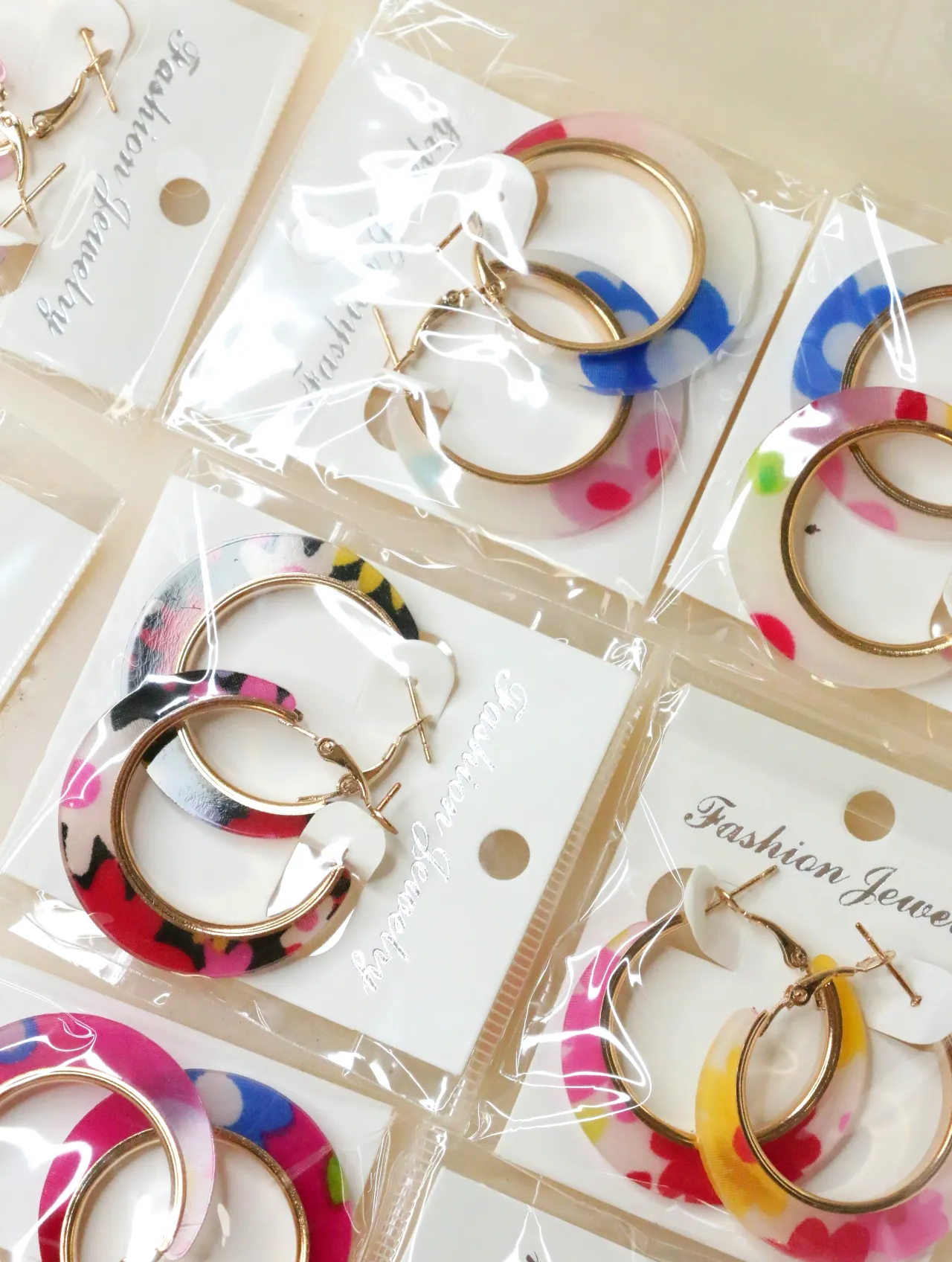 Pendientes de aro coloridos con estampados florales — lote de bisutería originales, detalle del acabado · Lotes Bisutería (H0008)