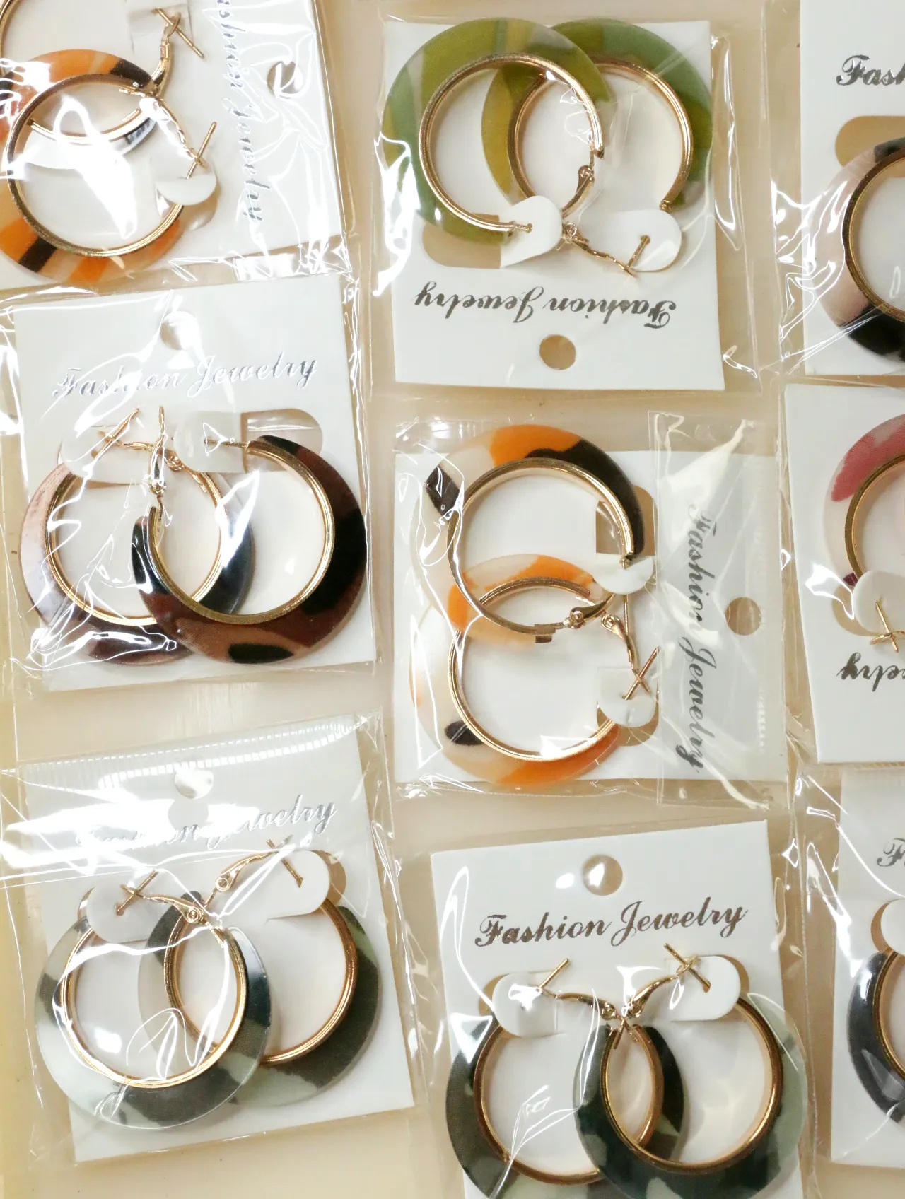 Aros estampados variados sobre soportes expositores — lote de bisutería baratos, detalle · Lotes Bisutería (H0009)