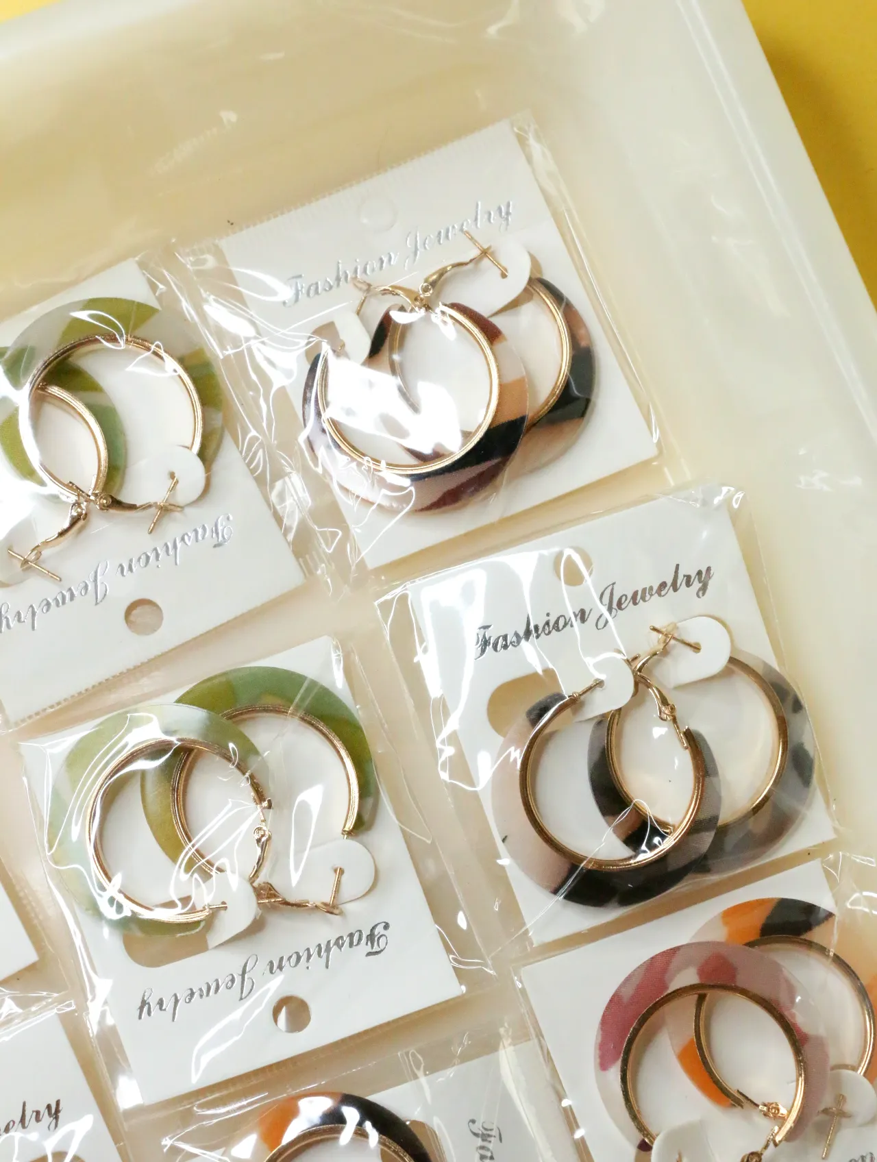Pendientes de aro estampados envasados con detalles dorados — lote de bisutería de moda, vista lateral · Lotes Bisutería (H0009)