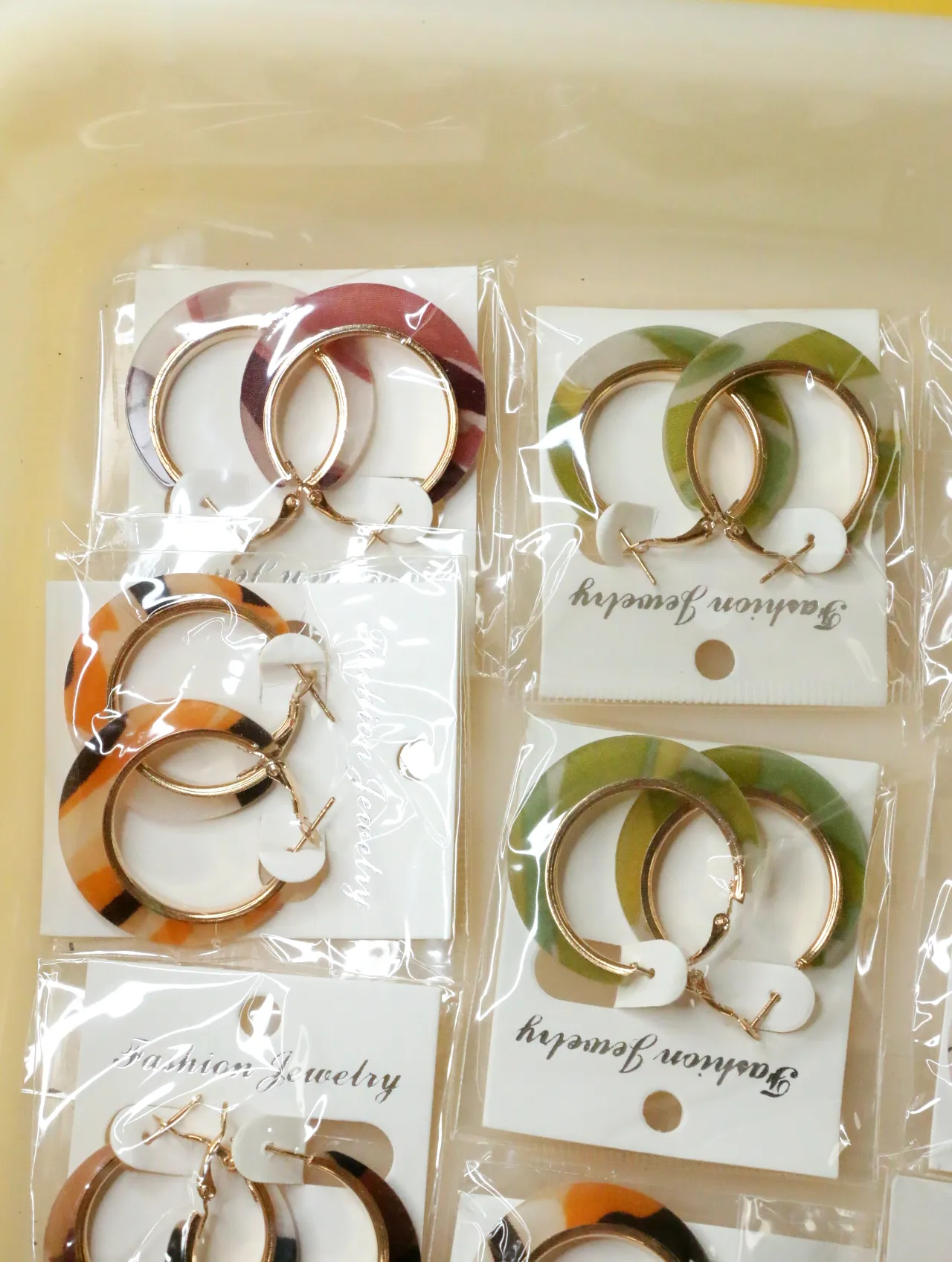 Pendientes de aro estampados en rosa, naranja y verde — lote de bisutería originales, detalle del acabado · Lotes Bisutería (H0009)