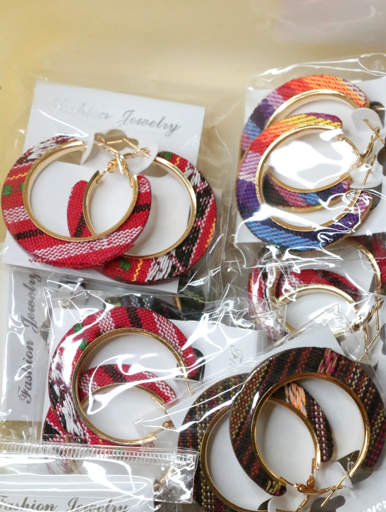 Lote de pendientes de aro con tejido multicolor al por mayor — lote de bisutería para mujer, detalle · Lotes Bisutería (H0010)