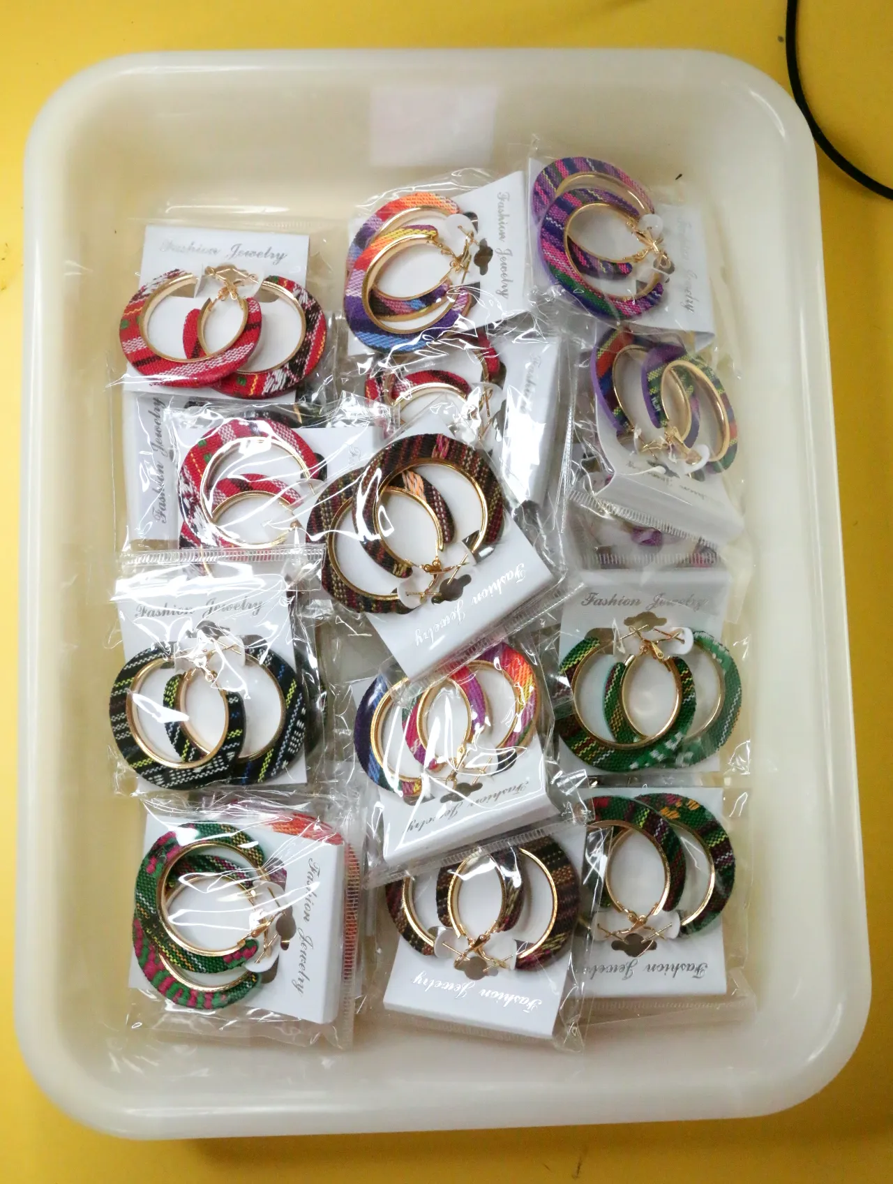 Lote de pendientes de aro con tejido multicolor al por mayor — lote de bisutería baratos, primer plano · Lotes Bisutería (H0010)