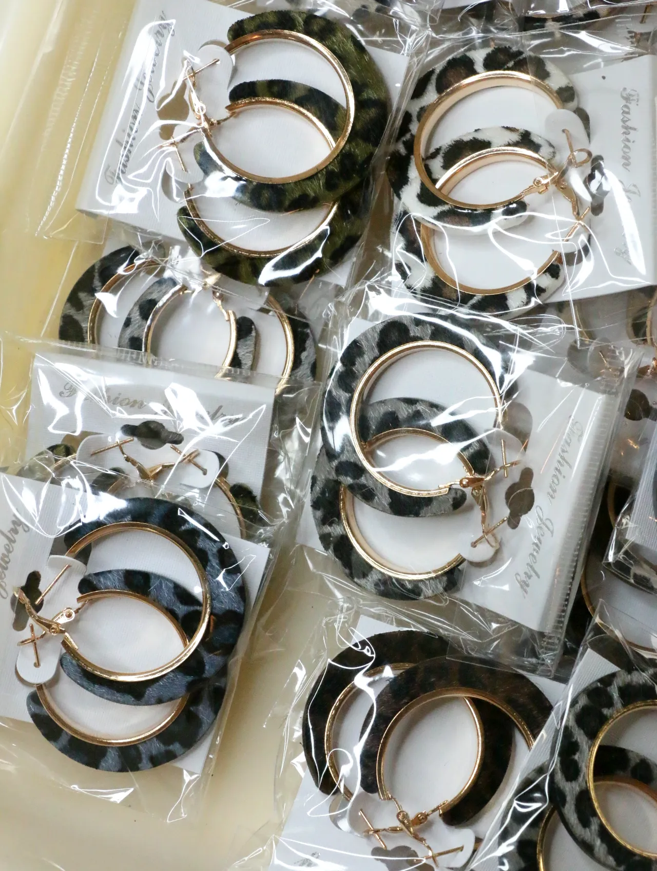 Pendientes de aro animal print envasados con detalles dorados — lote de bisutería baratos, detalle · Lotes Bisutería (H0011)