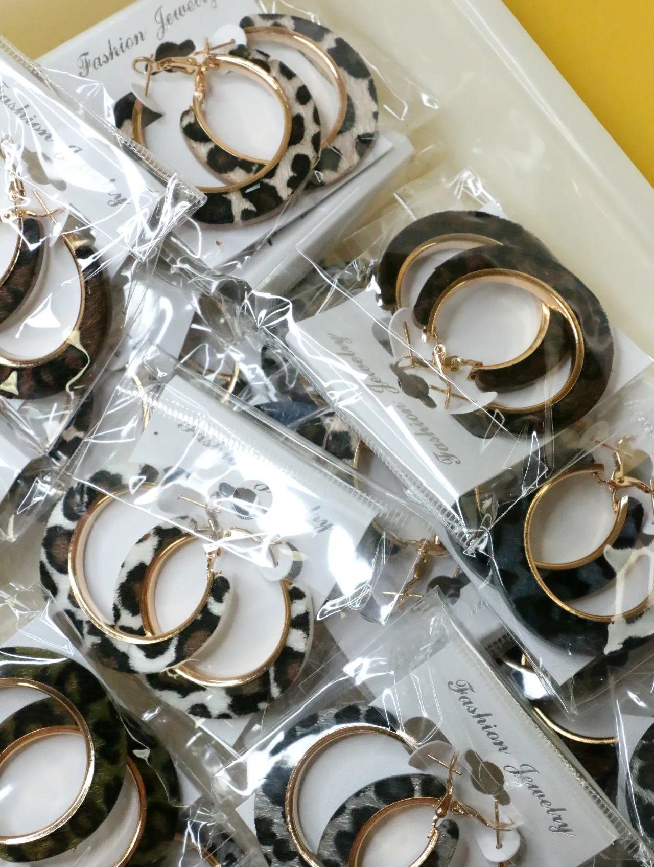 Vista de aros de leopardo en envoltorios protectores — lote de bisutería de moda, vista lateral · Lotes Bisutería (H0011)