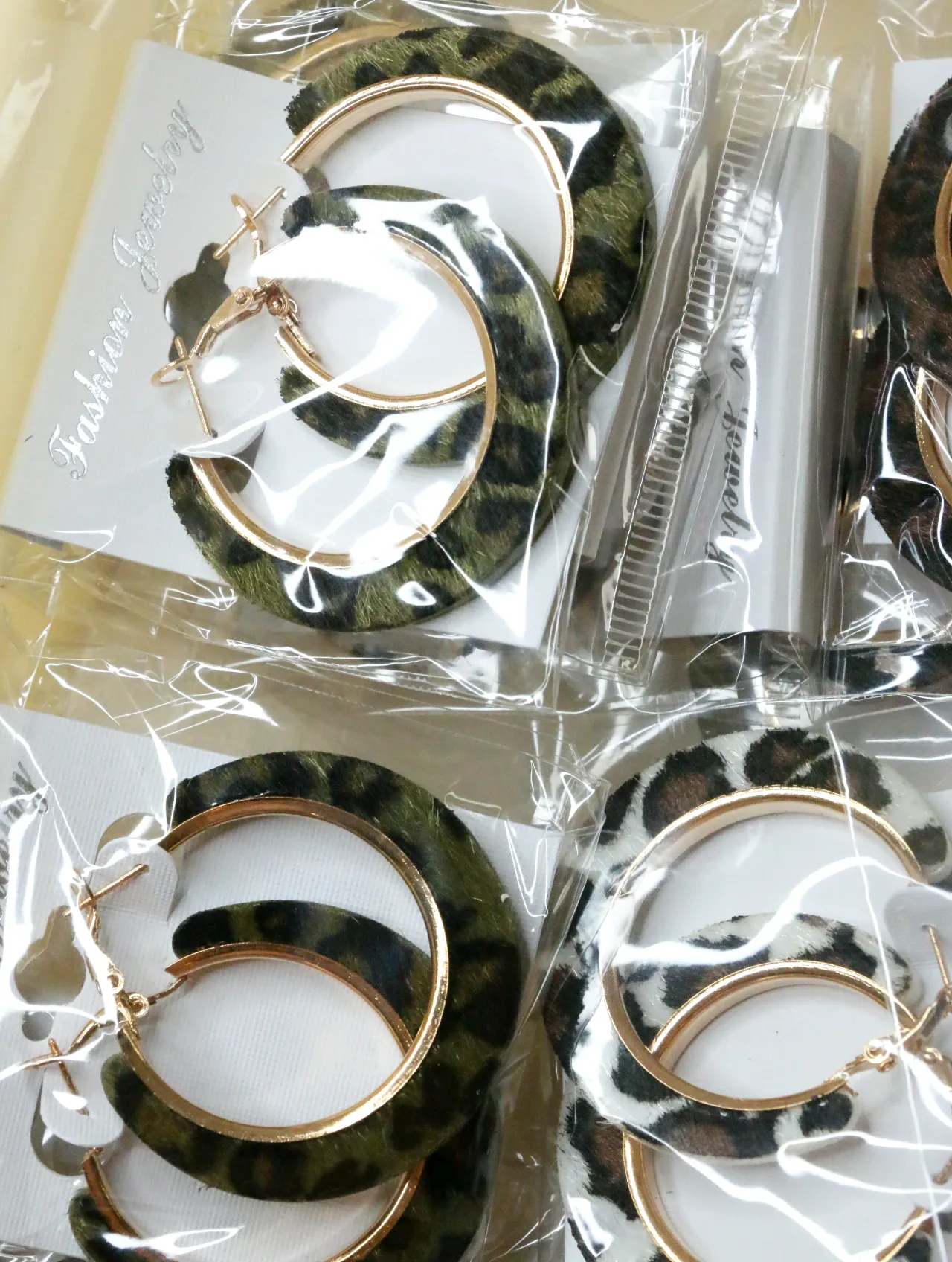 Lote de pendientes de aro animal print al por mayor — lote de bisutería para mujer, detalle · Lotes Bisutería (H0011)