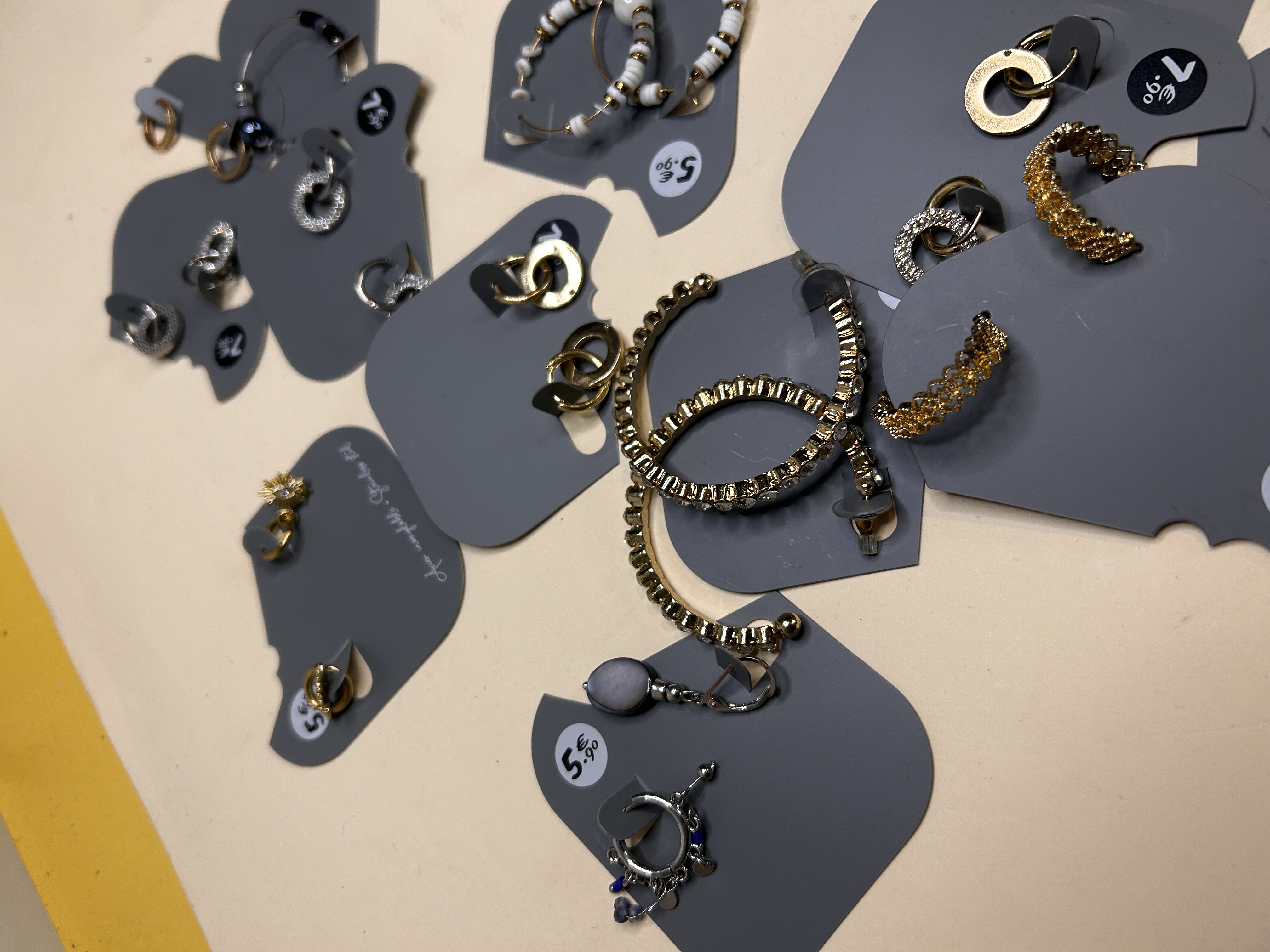 Surtido de pendientes de bisutería con aros y colgantes variados — lote de pendientes de moda, vista lateral · Lotes Bisutería (HOOP-200)