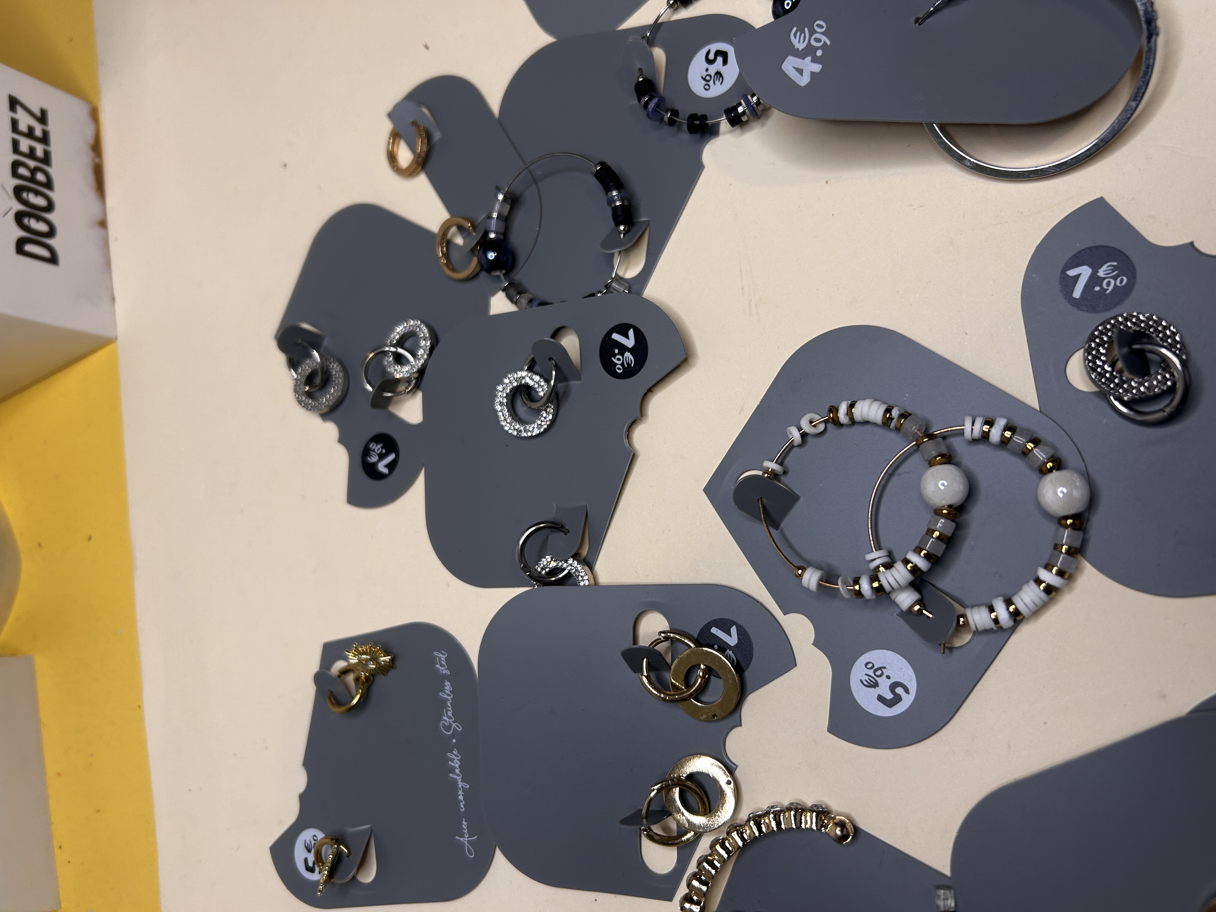 Selección de aros con cuentas y aros metálicos para reventa — lote de pendientes originales, detalle del acabado · Lotes Bisutería (HOOP-200)