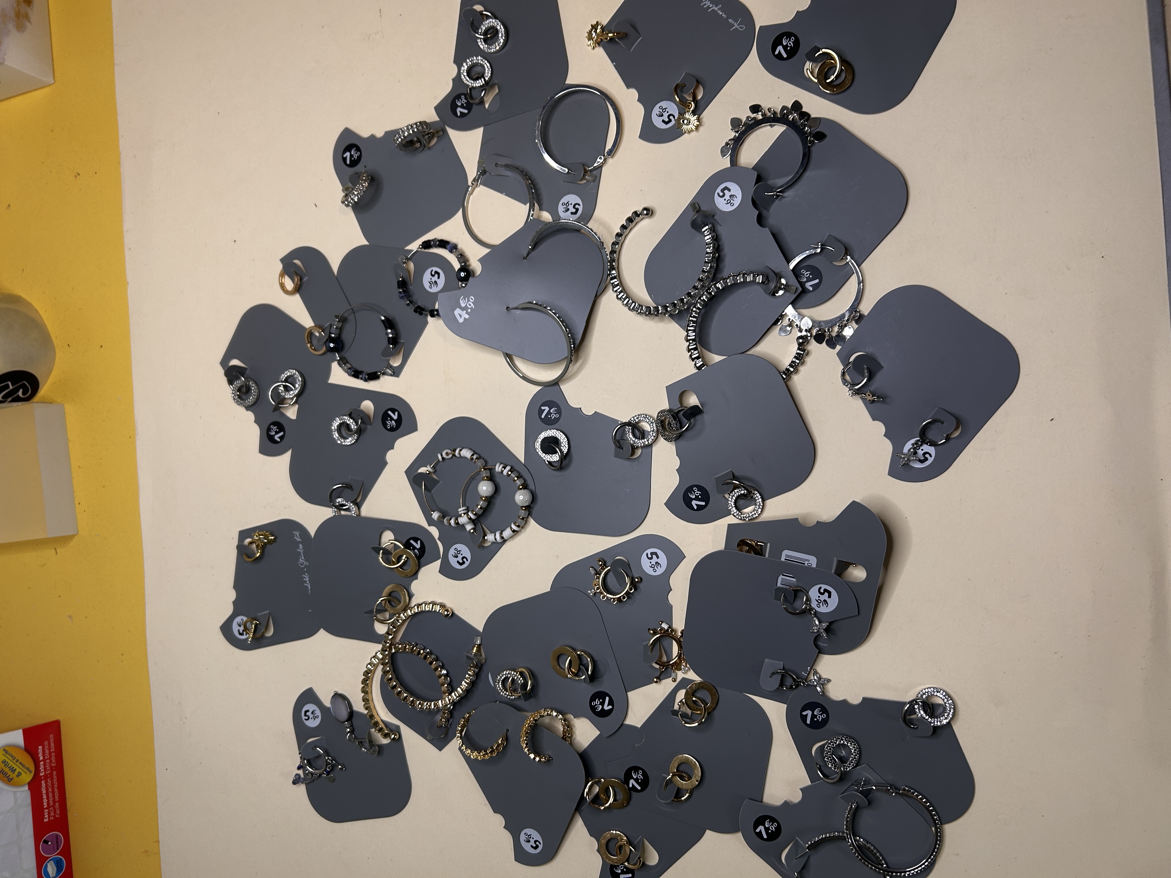 Lote de Bisutería al por Mayor - Pendientes de Aro y Criollas Variados — lote de pendientes de moda, detalle del acabado · Lotes Bisutería (HOOP-200)