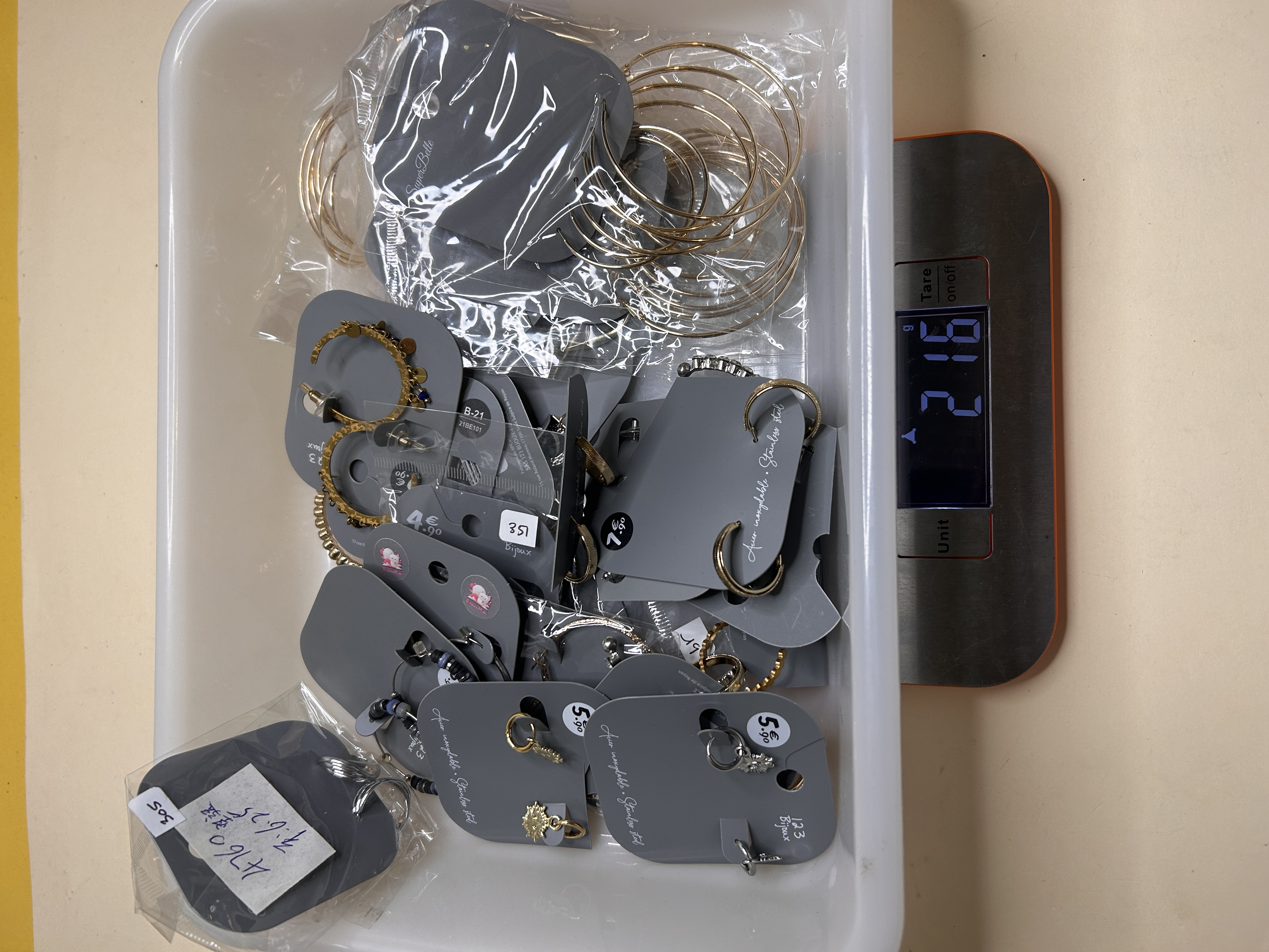 Lote de pendientes de aro variados en bandeja — lote de pendientes para mujer, vista principal · Lotes Bisutería (HOOP-201)