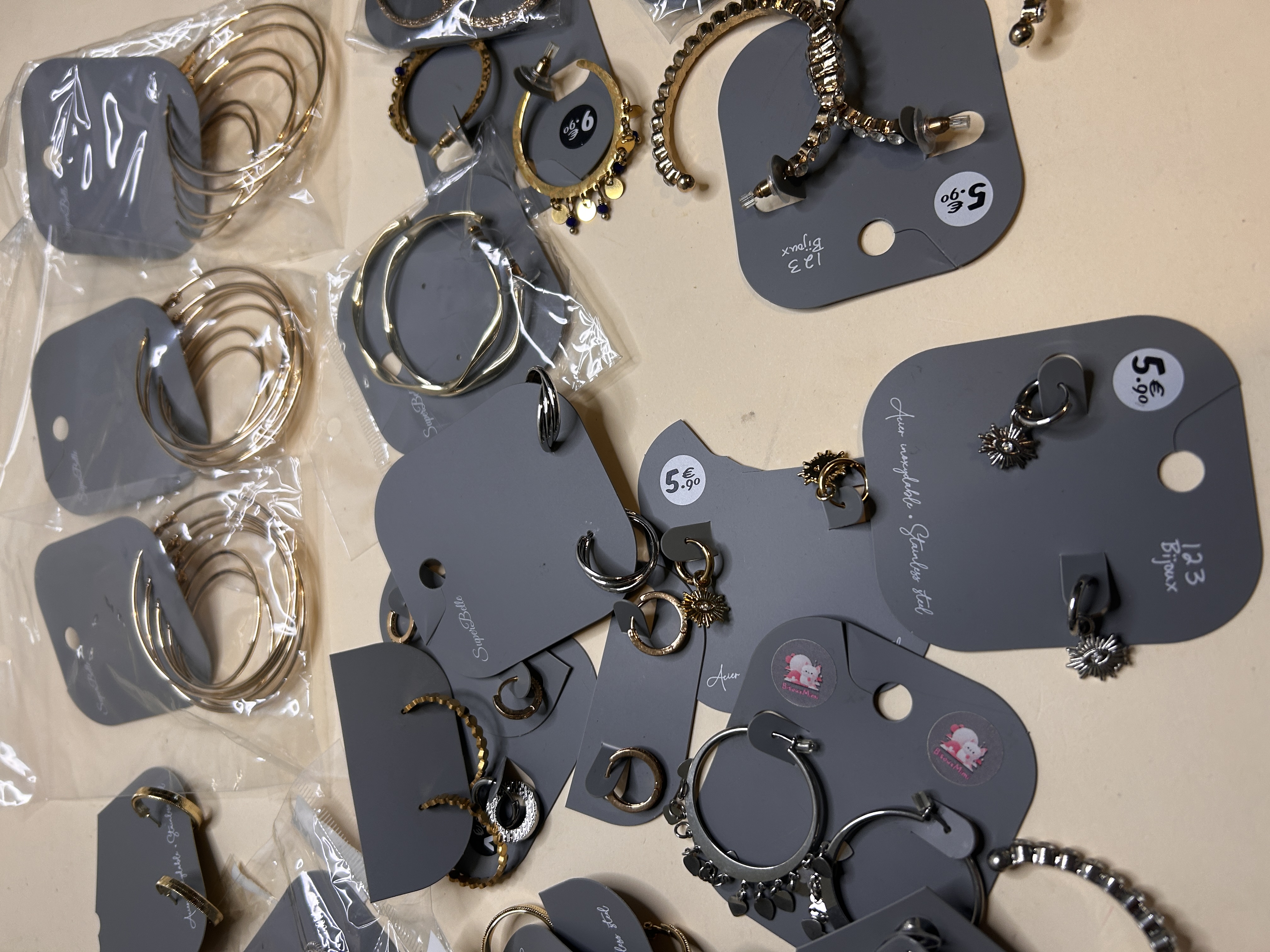 Lote al por Mayor de Aros y Pendientes Variados — lote de pendientes de moda, detalle del acabado · Lotes Bisutería (HOOP-201)