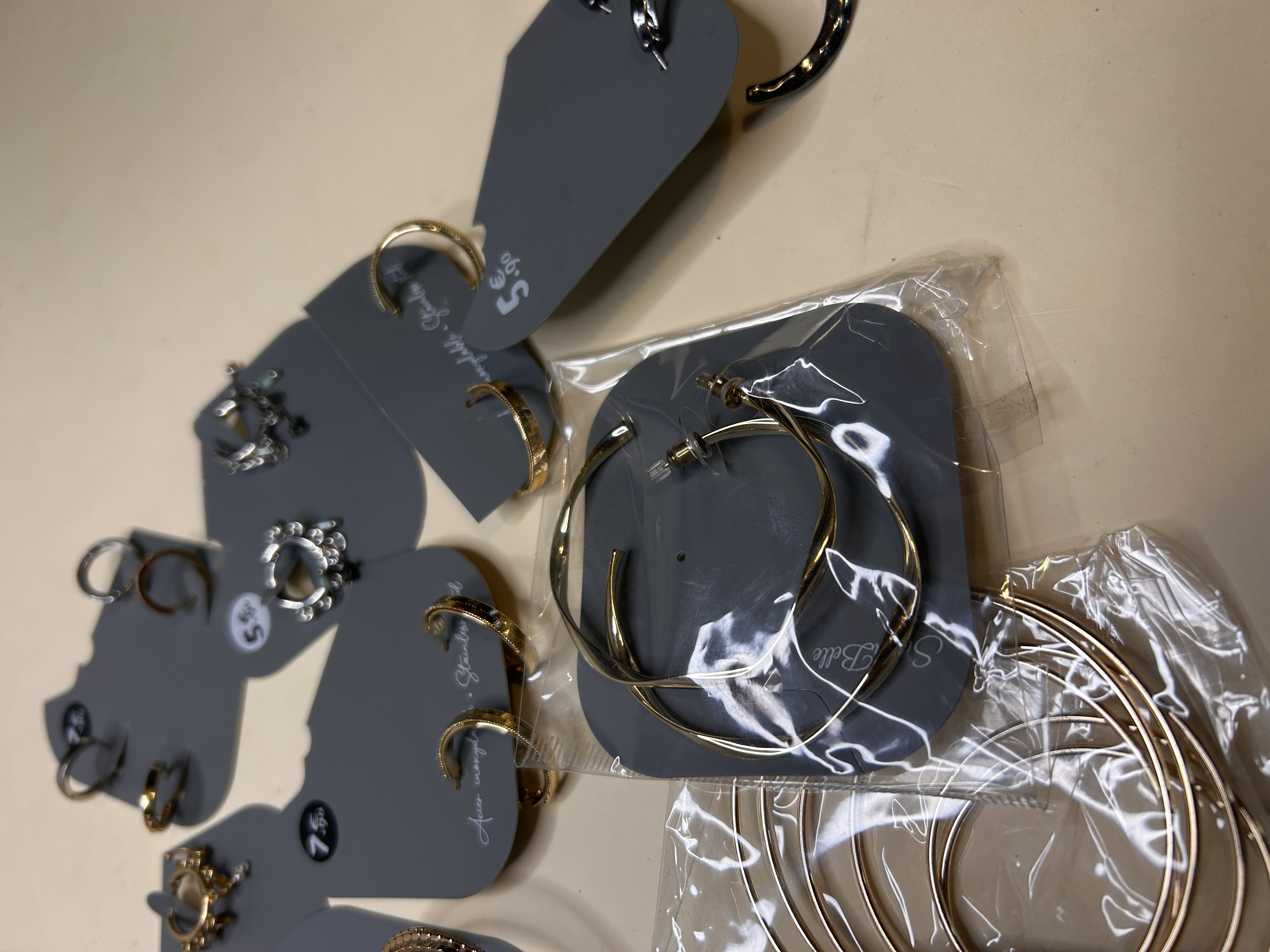 Primer plano de aros dorados trenzados y aros pequeños — lote de pendientes de moda, vista lateral · Lotes Bisutería (HOOP-202)