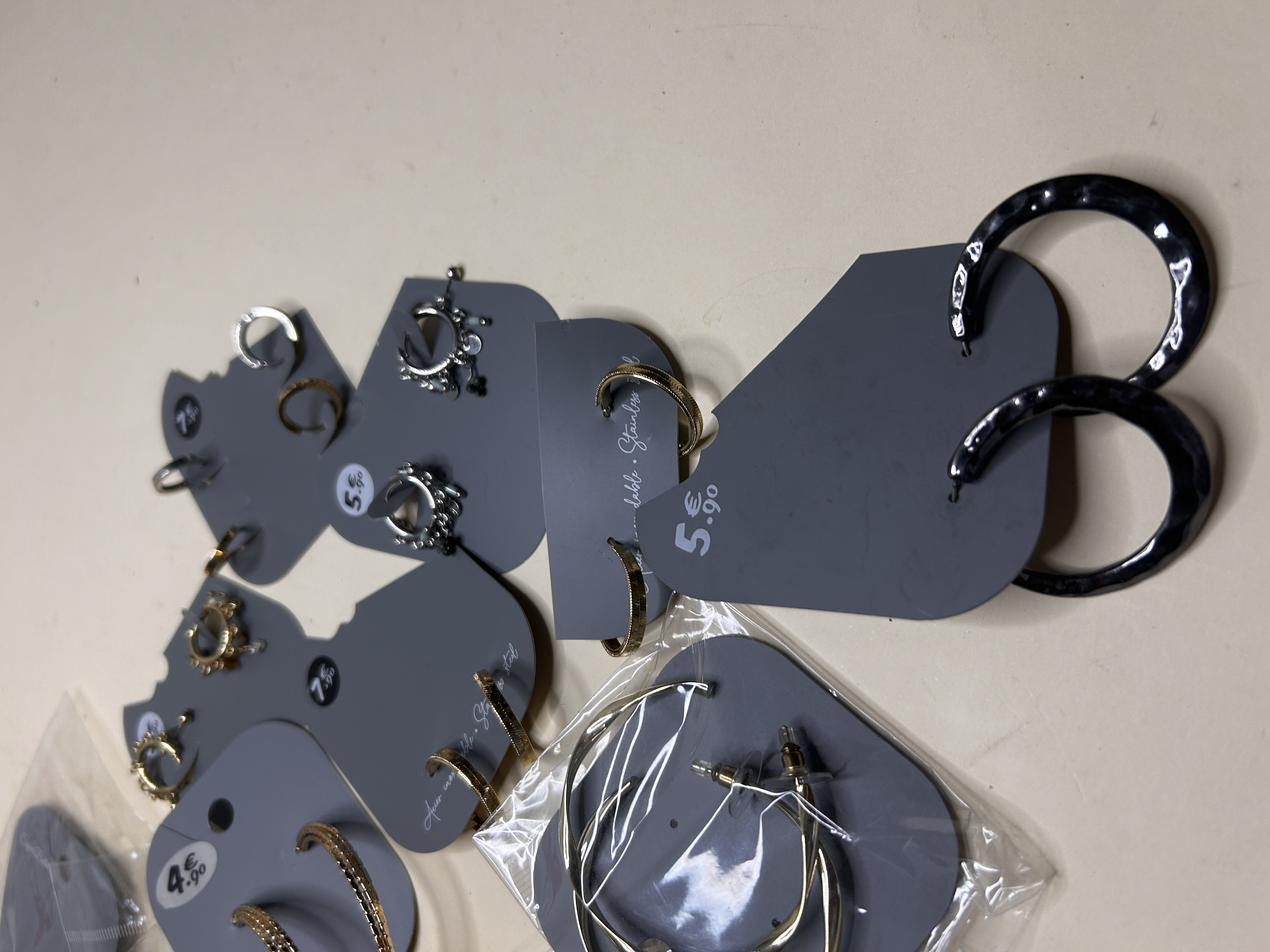 Selección de aros texturizados y aros esmaltados negros — lote de pendientes originales, detalle del acabado · Lotes Bisutería (HOOP-202)