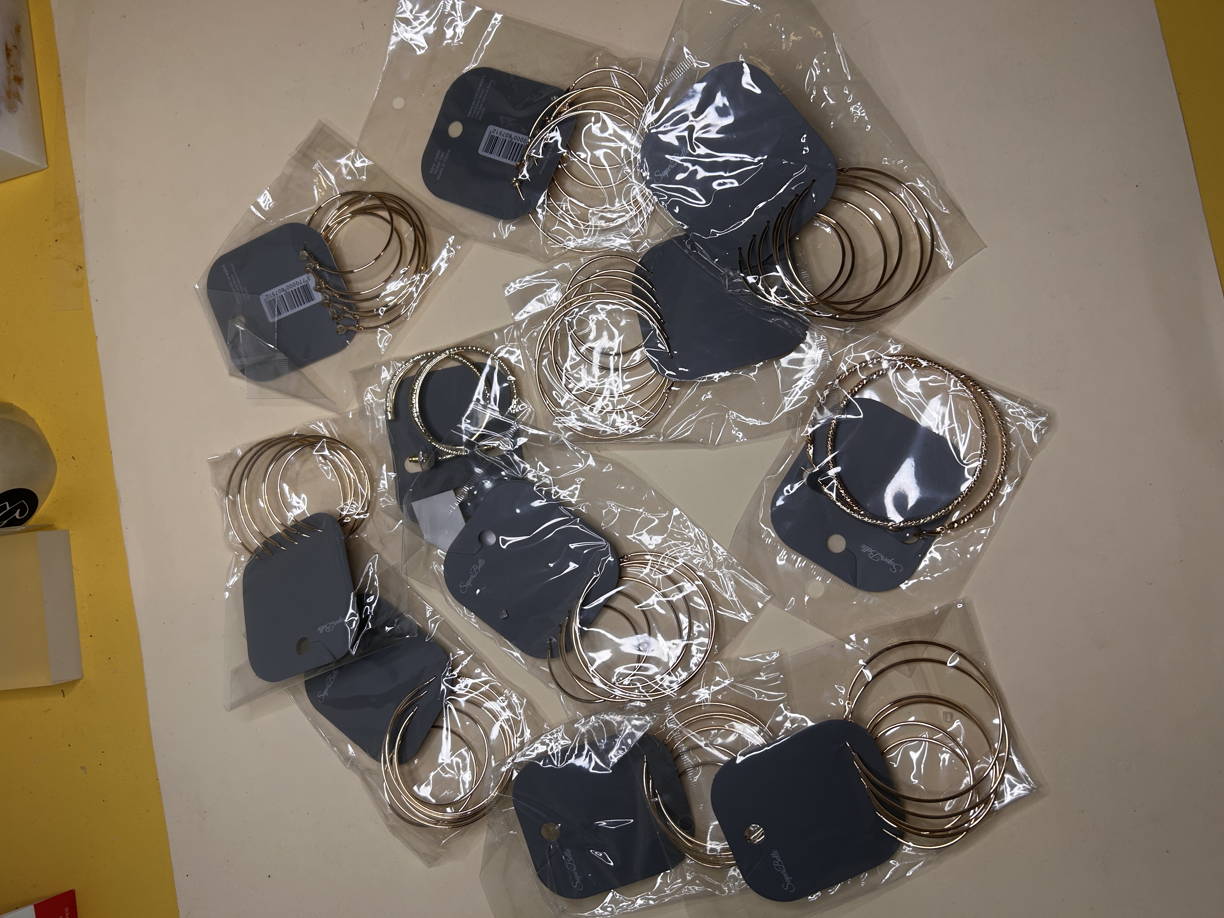 Surtido de paquetes de pendientes de aro dorados en tarjetas — lote de pendientes baratos, detalle · Lotes Bisutería (HOOP-203)