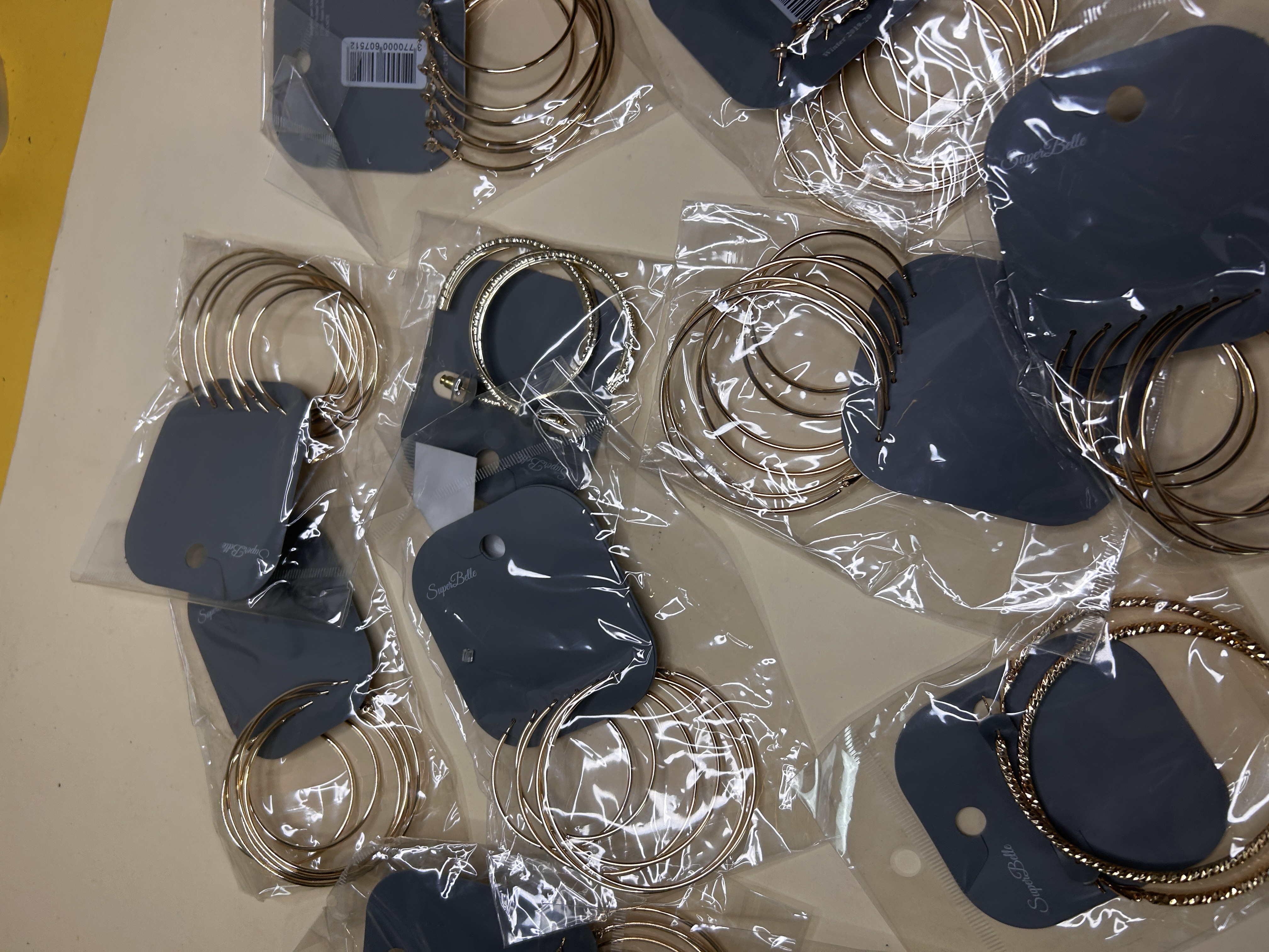 Lote de Pendientes de Aro Dorados Surtidos — lote de pendientes para mujer, detalle · Lotes Bisutería (HOOP-203)