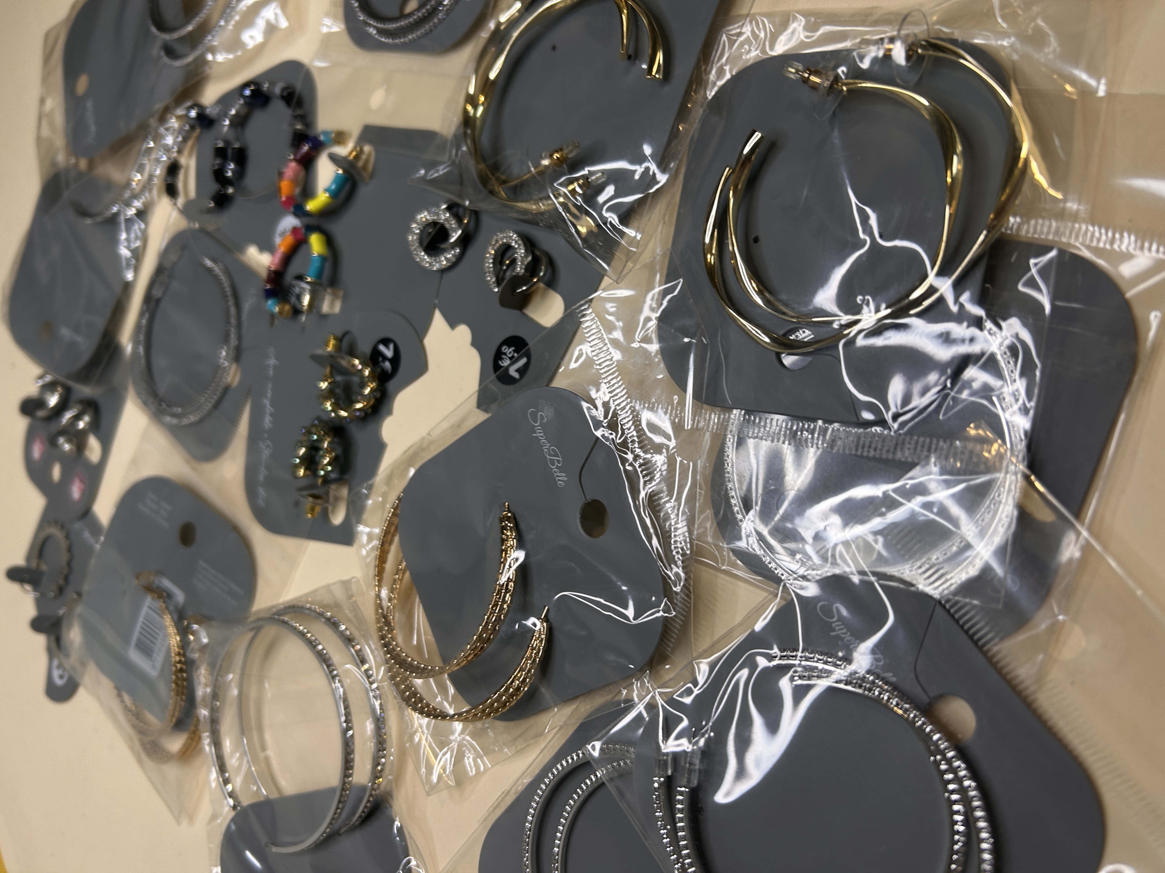 Primer plano de pendientes de aro y criollas con acabados brillantes — lote de pendientes dorados, primer plano · Lotes Bisutería (HOOP-204)