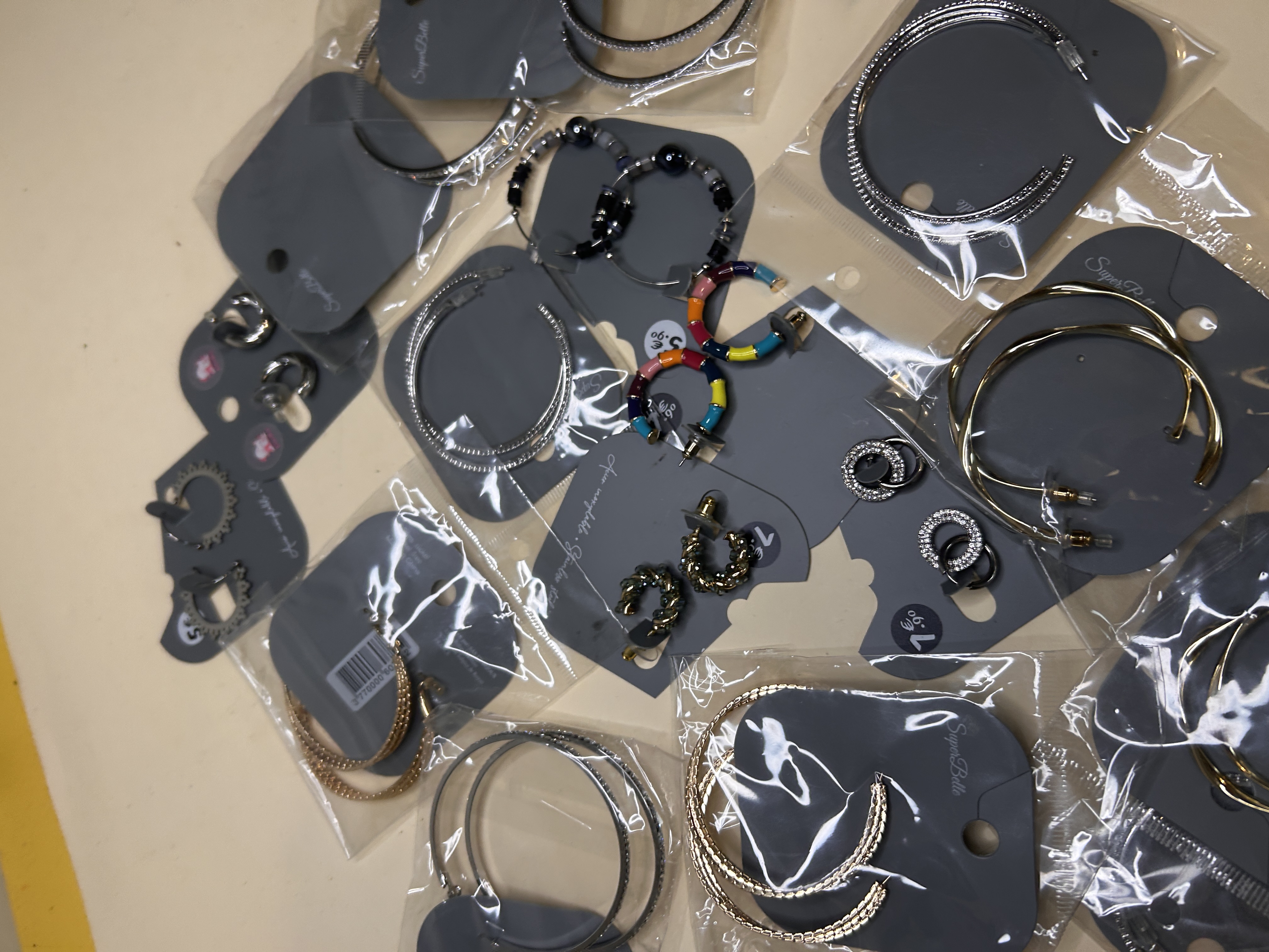 Surtido de pendientes de aro en cartón expositor para tienda — lote de pendientes originales, detalle del acabado · Lotes Bisutería (HOOP-204)