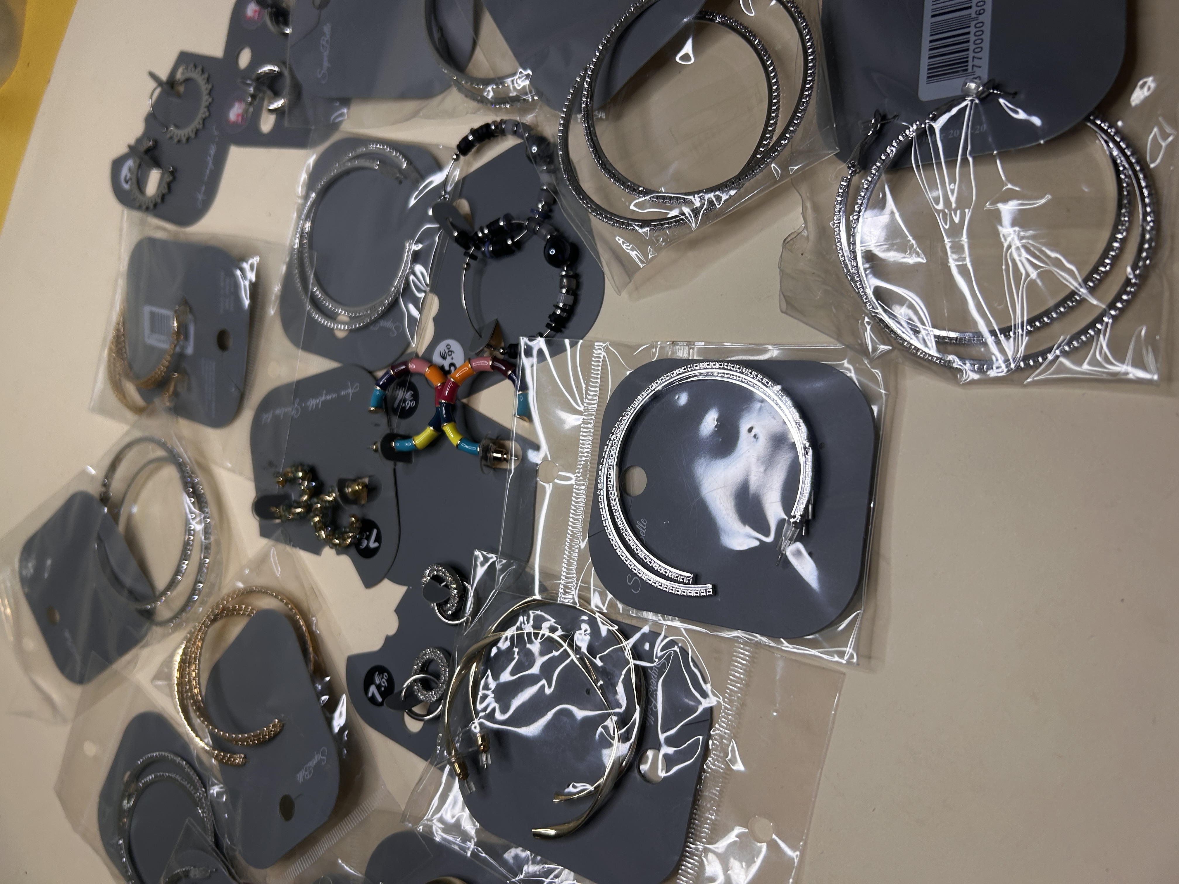 Lote de Pendientes de Aro al por Mayor - Tonos Dorados y Plateados — lote de pendientes para mujer, detalle · Lotes Bisutería (HOOP-204)
