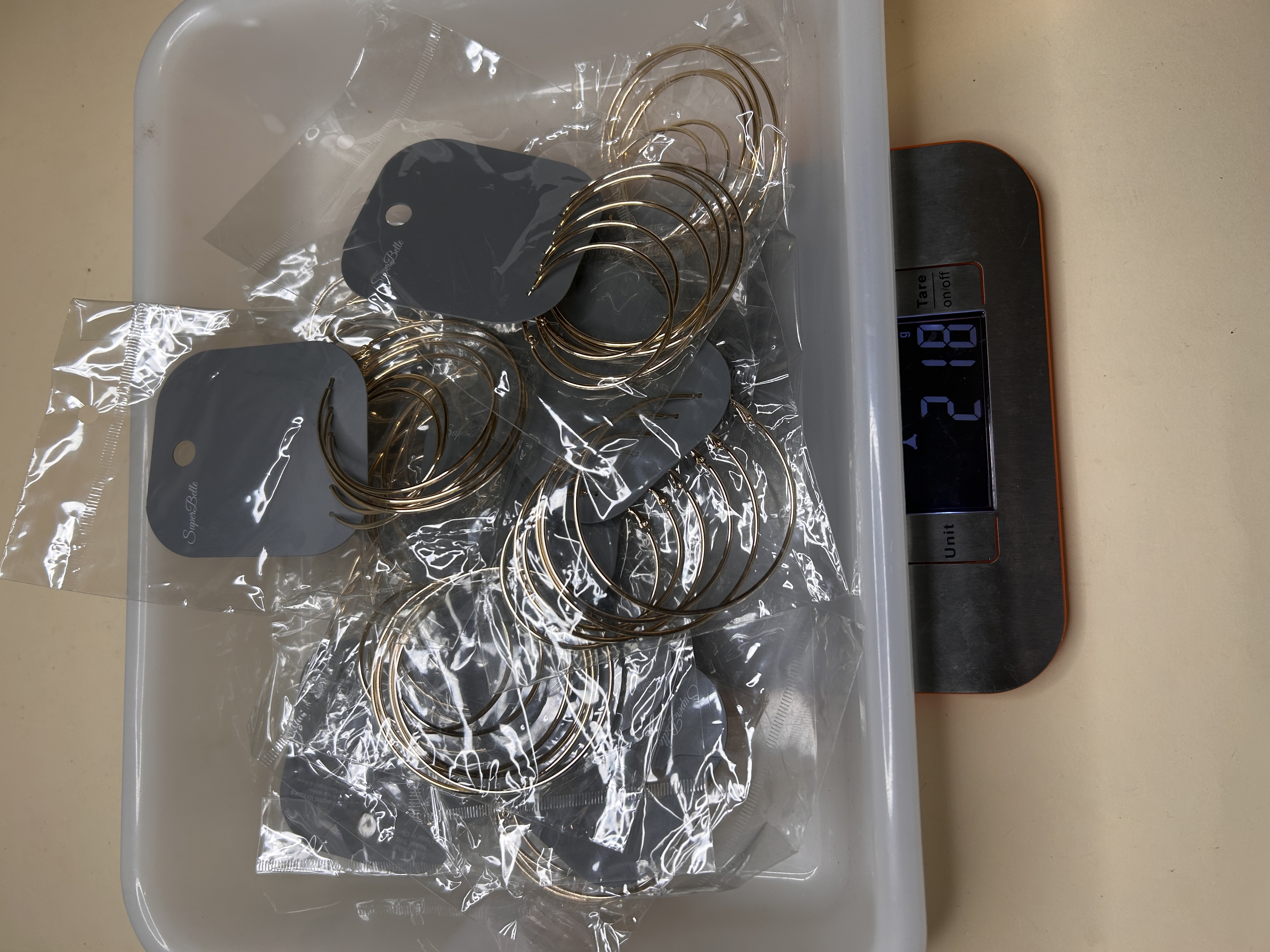 Lote de aros dorados empaquetados en bandeja para venta al por mayor — lote de pendientes para mujer, vista principal · Lotes Bisutería (HOOP-205)