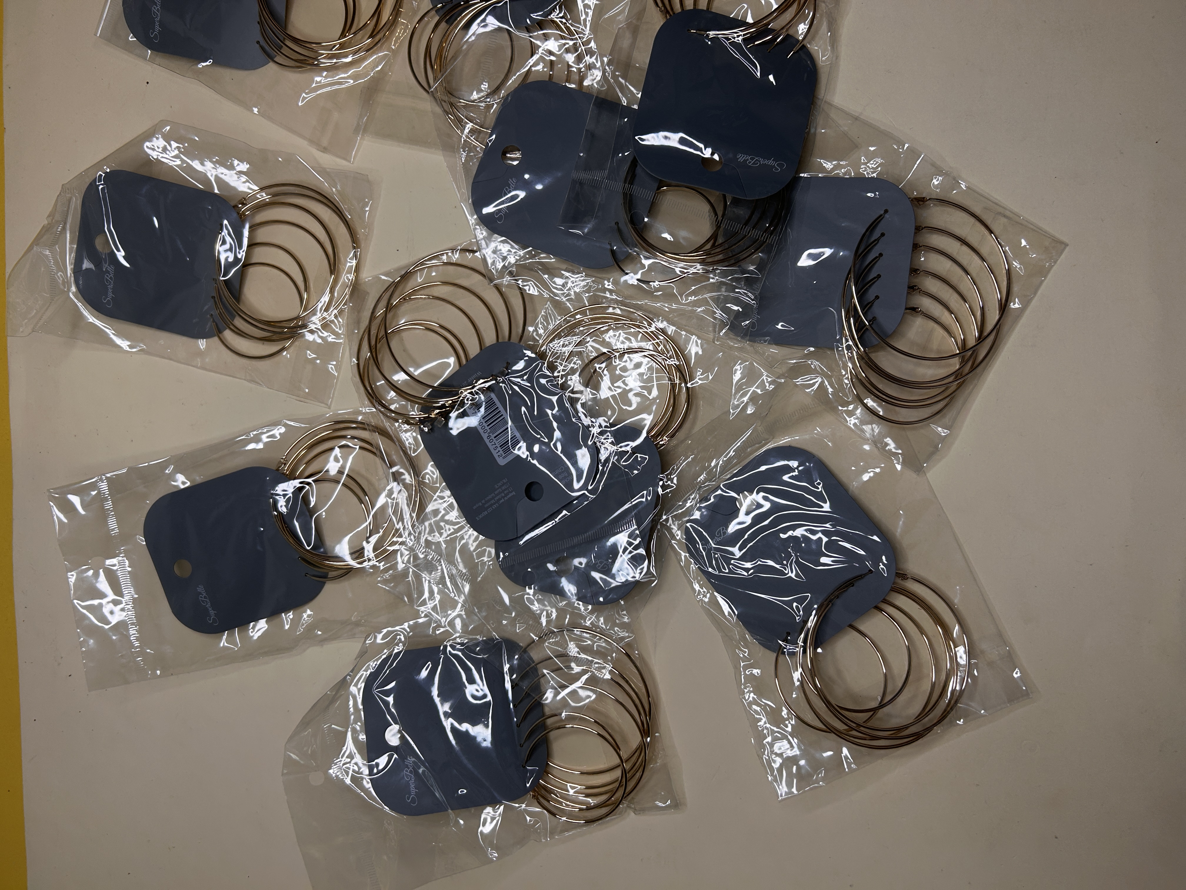 Varios blísteres comerciales con pendientes de aro dorados — lote de pendientes baratos, detalle · Lotes Bisutería (HOOP-205)