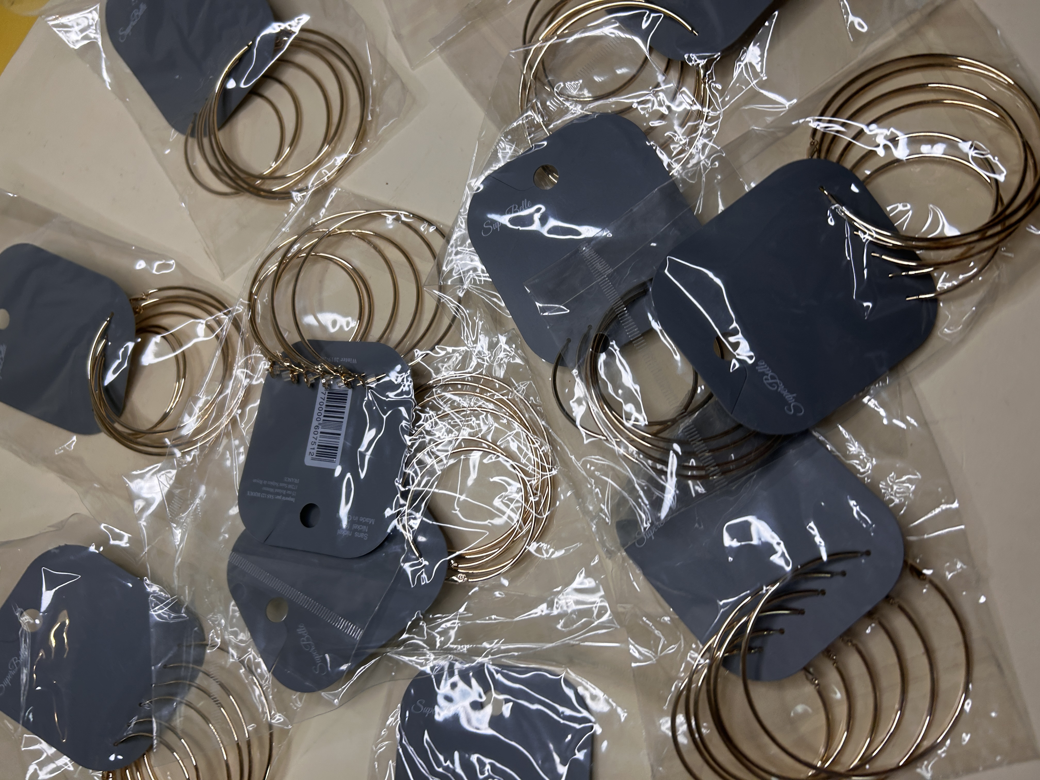 Stock de pendientes de aro en cartón para revendedores — lote de pendientes originales, detalle del acabado · Lotes Bisutería (HOOP-205)