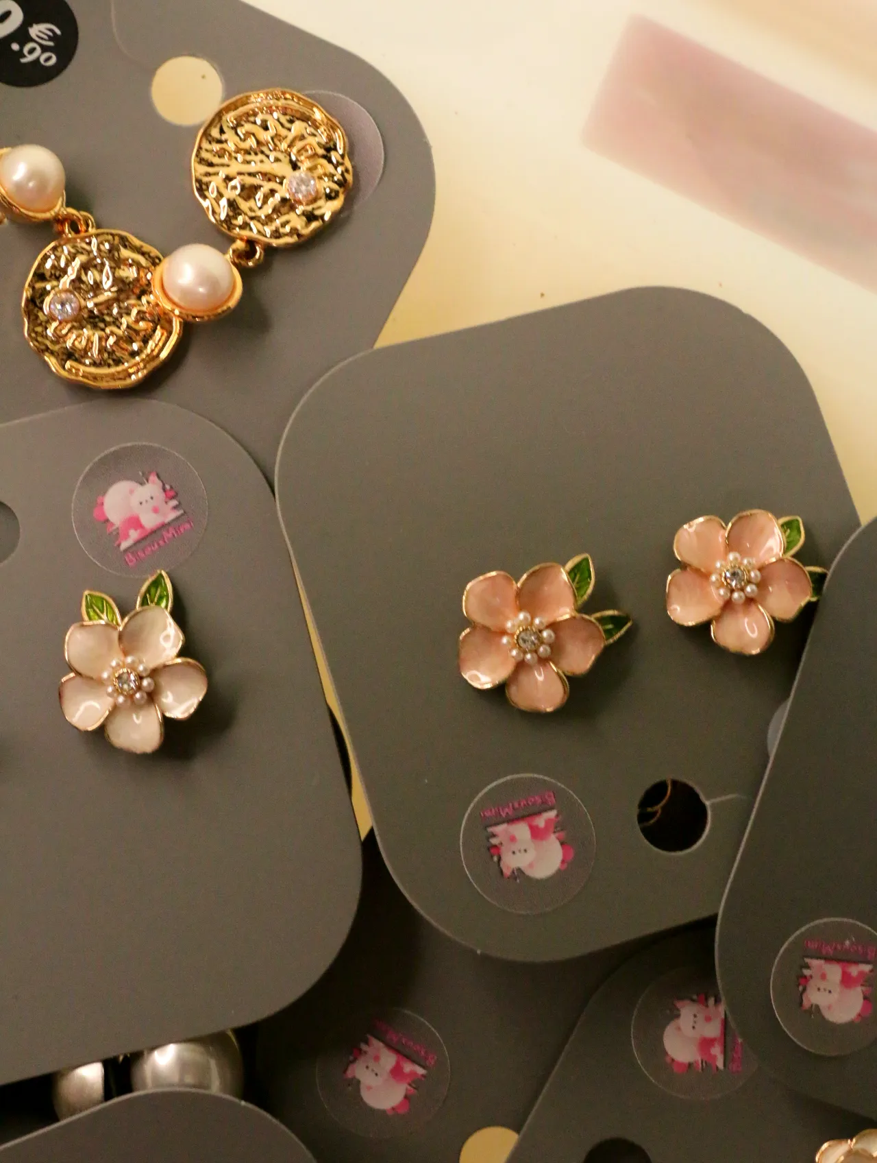Pendientes de flores rosas con detalles de hojas verdes — lote de bisutería originales, detalle del acabado · Lotes Bisutería (LOLA-P-BC-001)