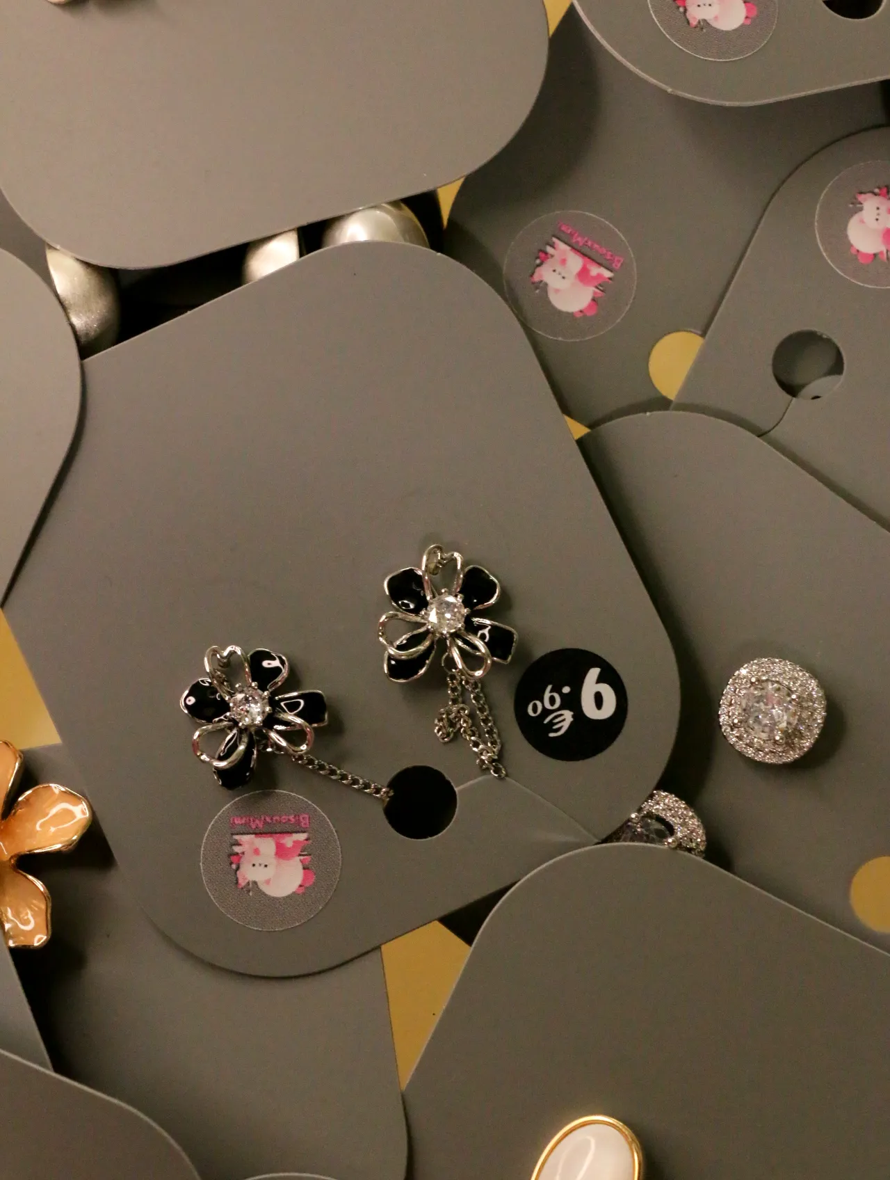 Pendientes de flores negras con detalles de cadenas plateadas — lote de bisutería online, vista principal · Lotes Bisutería (LOLA-P-BC-001)