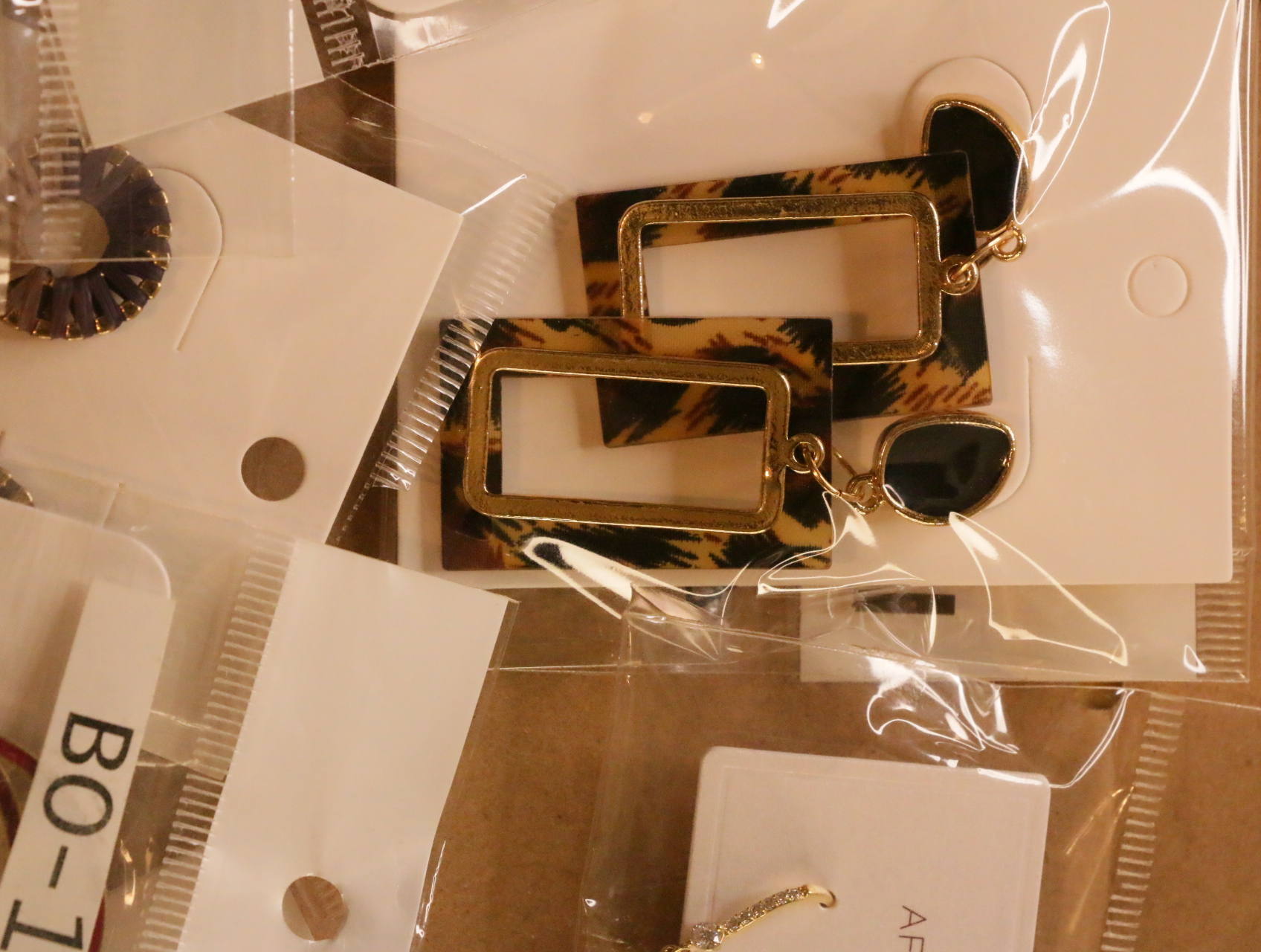 Pendientes rectangulares efecto carey con bordes dorados — lote de bisutería baratos, detalle · Lotes Bisutería (LT039)