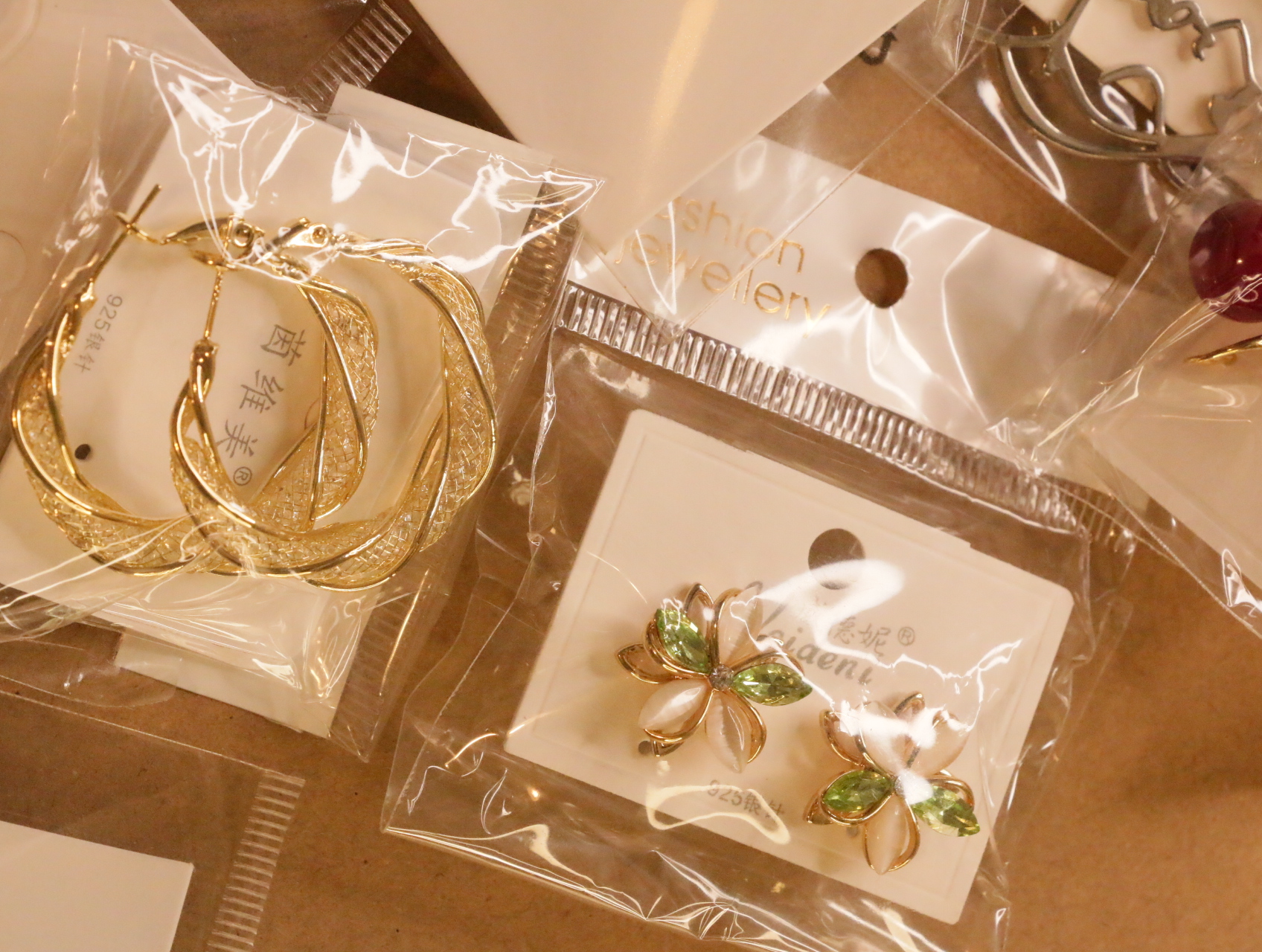 Pendientes florales verdes y aros dorados texturizados — lote de bisutería originales, detalle del acabado · Lotes Bisutería (LT039)