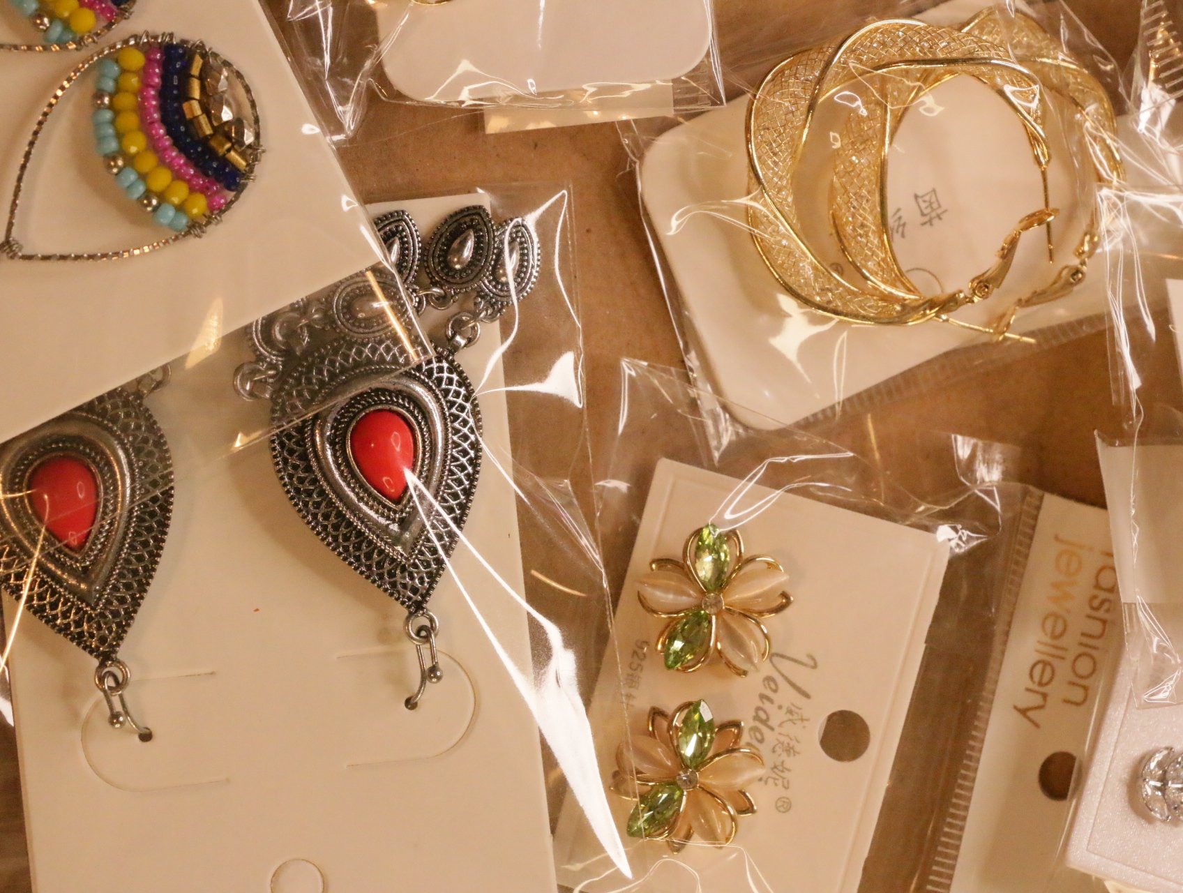Surtido de pendientes con aros texturizados, flores y abalorios de colores — lote de bisutería para mujer, vista principal · Lotes Bisutería (LT040)