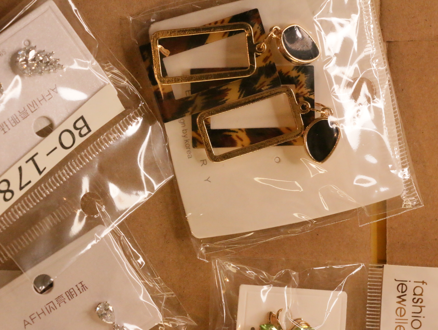 Pendientes rectangulares con efecto animal print y bordes dorados — lote de bisutería dorados, primer plano · Lotes Bisutería (LT040)