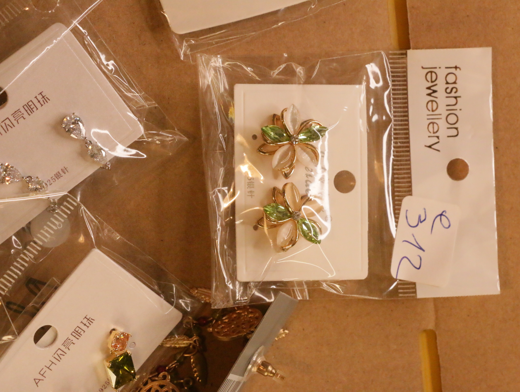 Pendientes florales verdes y crema con detalles dorados — lote de bisutería de moda, vista lateral · Lotes Bisutería (LT040)