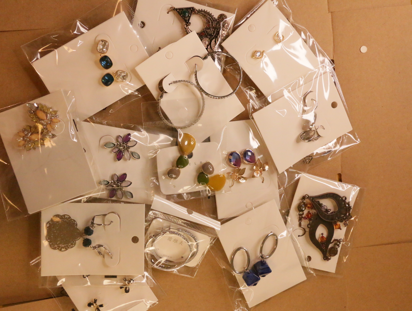 Vista general del lote de pendientes con aros, flores y diseños colgantes — lote de bisutería para mujer, vista principal · Lotes Bisutería (LT041)