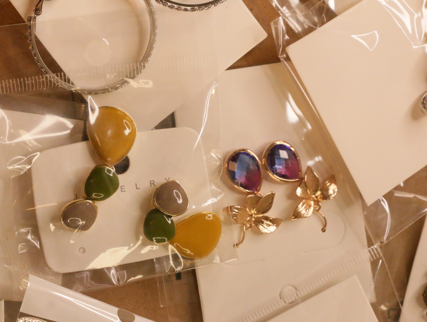 Pendientes florales dorados con gotas moradas y pendientes colgantes multicolor — lote de bisutería baratos, detalle · Lotes Bisutería (LT041)