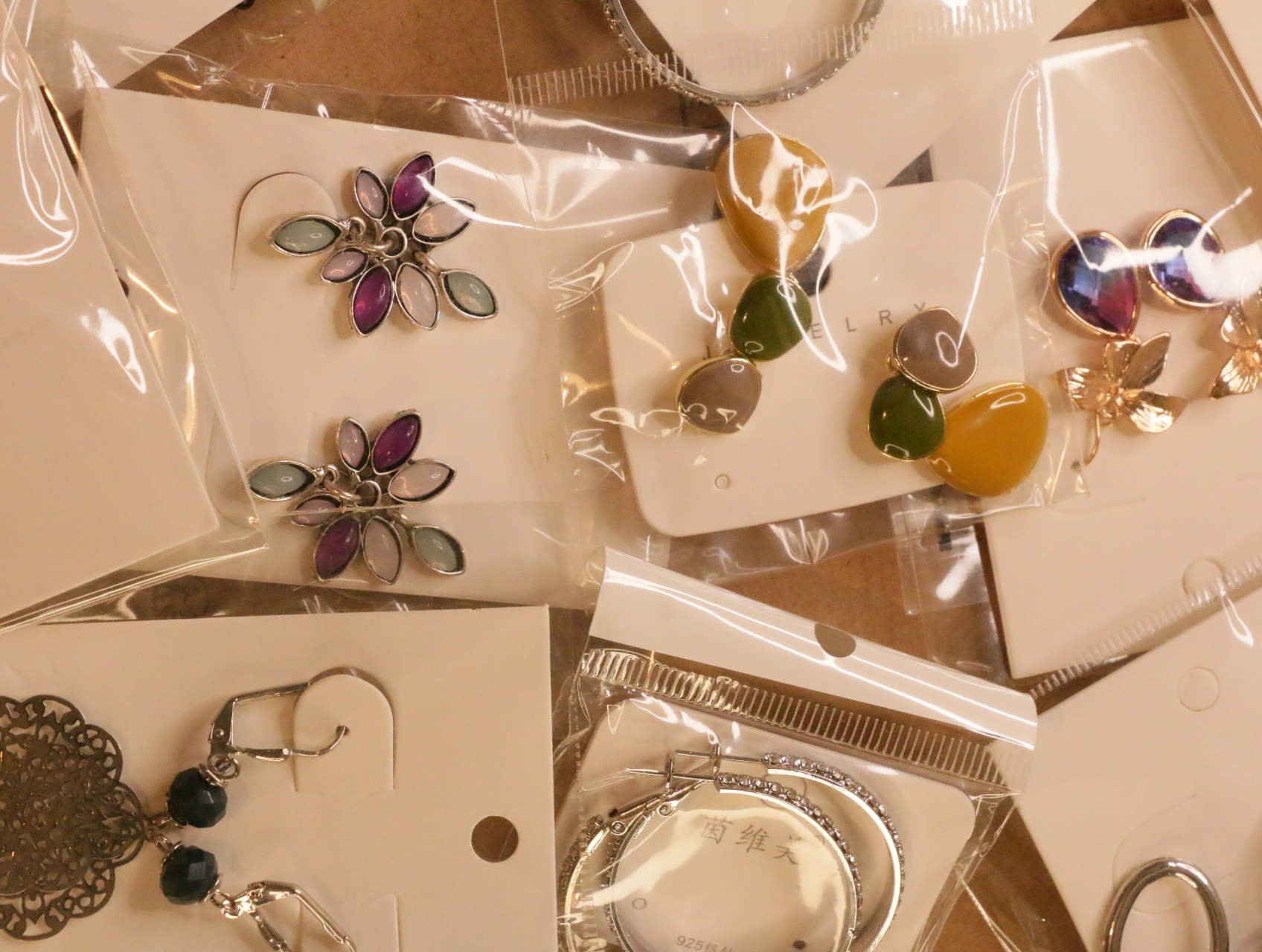 Pendientes florales de colores, detalles mostaza y diseños colgantes de filigrana — lote de bisutería online, vista principal · Lotes Bisutería (LT041)