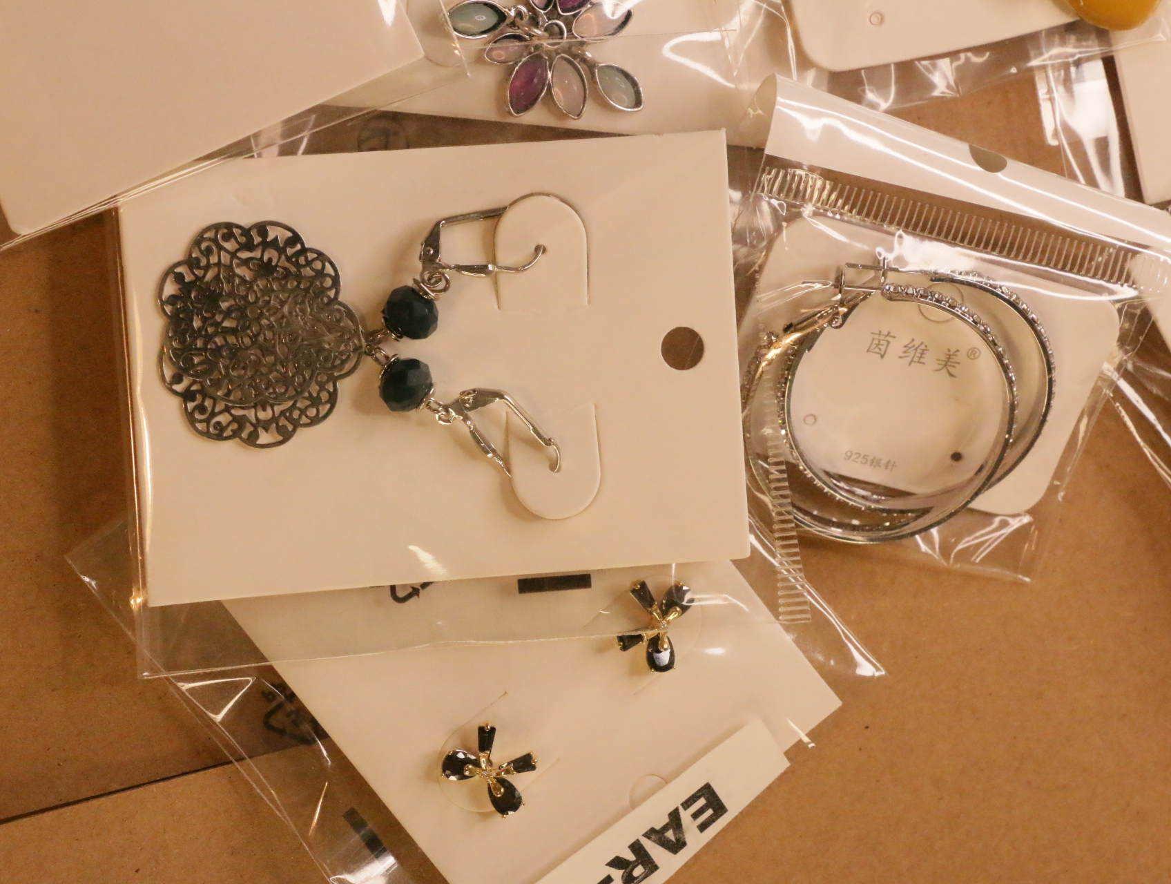 Lote de pendientes de bisutería variados para reventa — lote de bisutería para mujer, detalle · Lotes Bisutería (LT041)