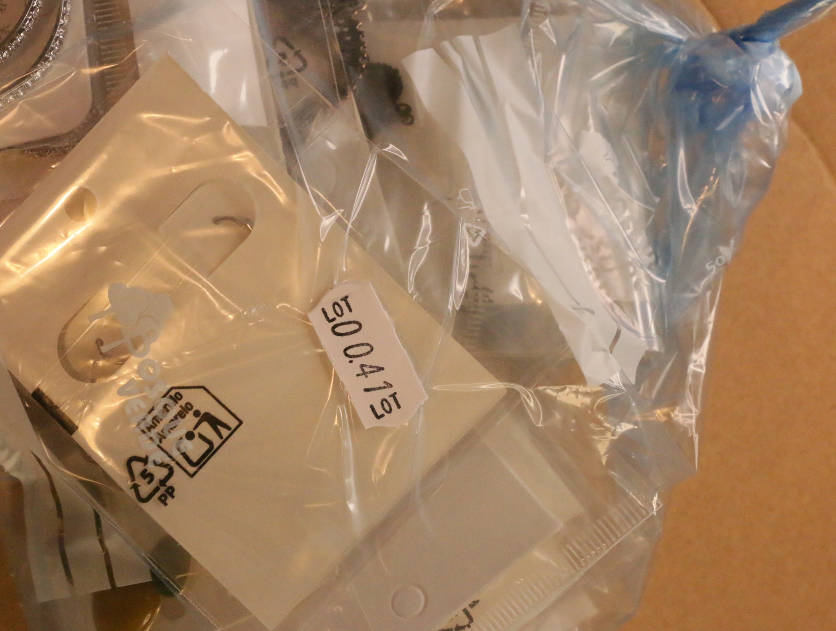 Lote de pendientes de bisutería variados para reventa — lote de bisutería de moda, detalle del acabado · Lotes Bisutería (LT041)