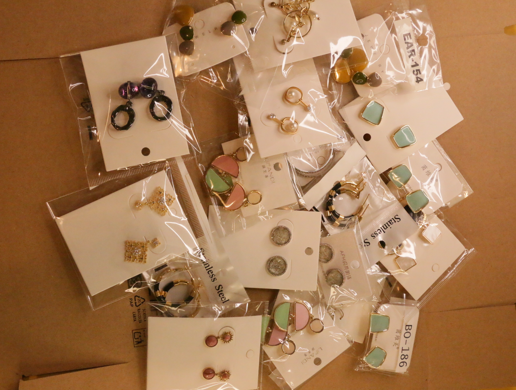 Vista general del lote de pendientes variados sobre tarjetas — lote de bisutería para mujer, vista principal · Lotes Bisutería (LT042)