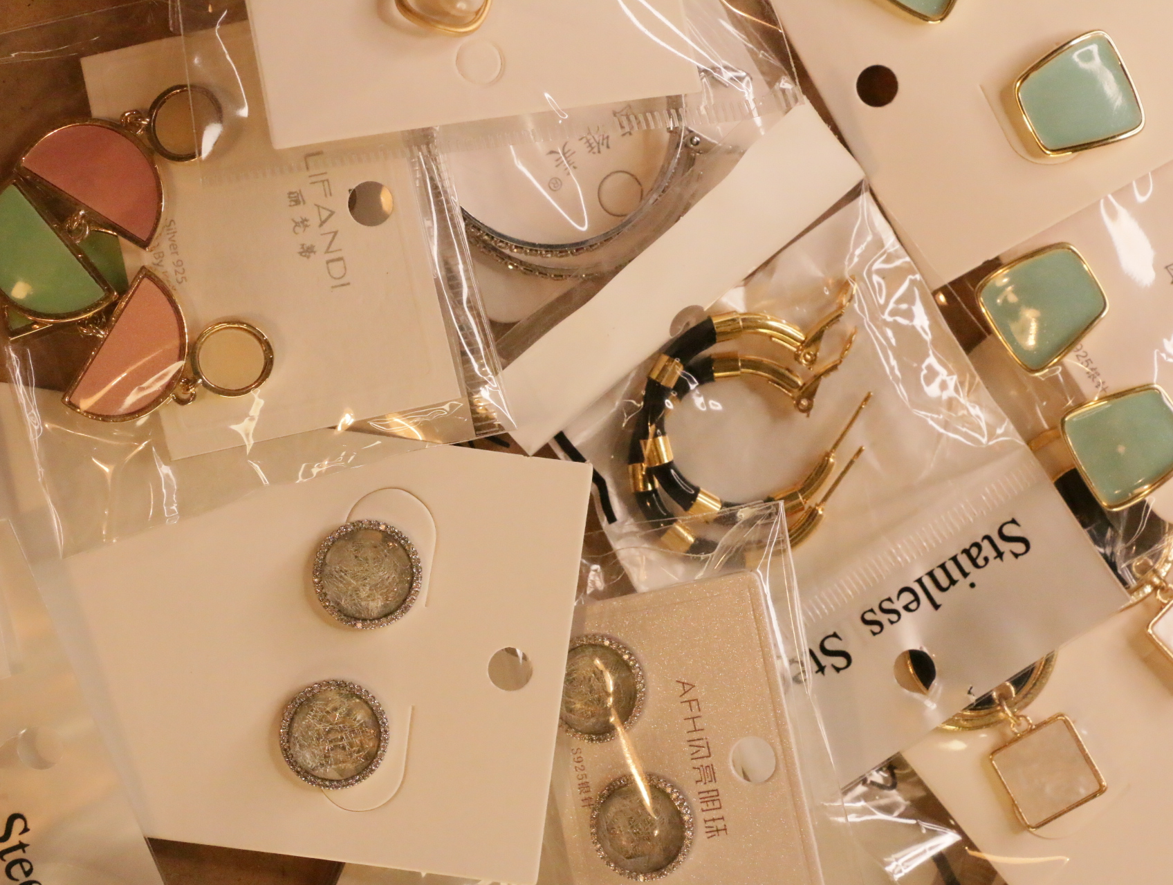 Pendientes variados con detalles pastel y acabados metálicos — lote de bisutería baratos, detalle · Lotes Bisutería (LT042)