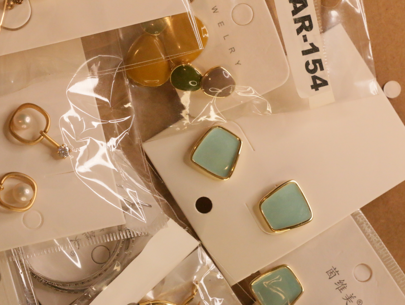 Pendientes geométricos verde menta y detalles colgantes de efecto perlado — lote de bisutería de moda, vista lateral · Lotes Bisutería (LT042)
