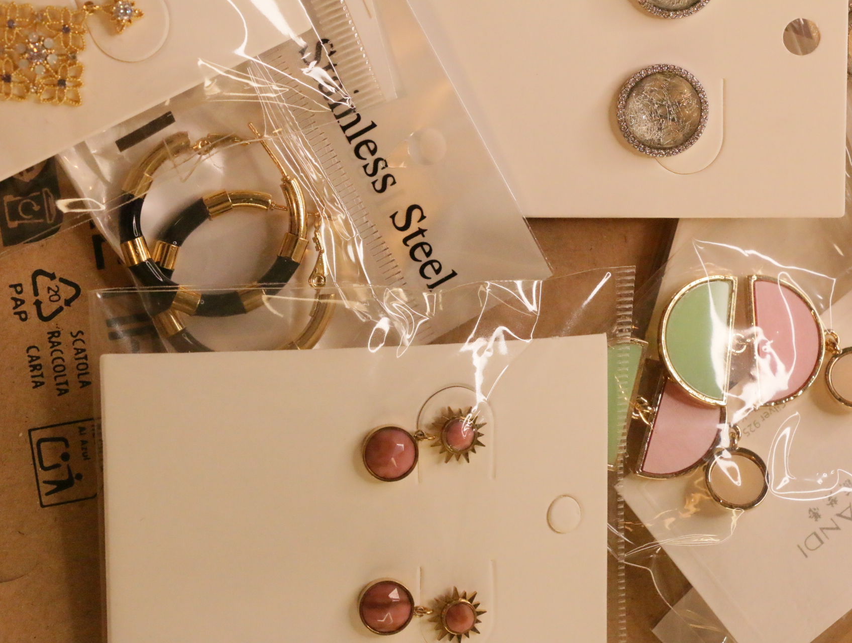 Lote de pendientes de bisutería variados para reventa — lote de bisutería para mujer, detalle · Lotes Bisutería (LT042)