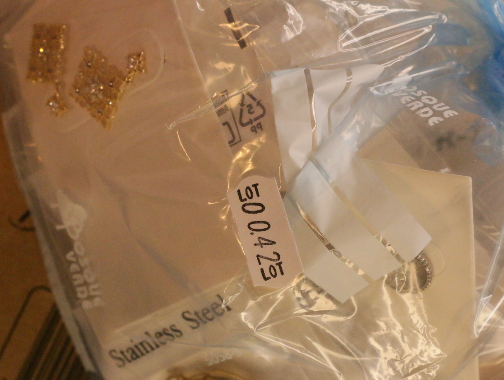 Lote de pendientes de bisutería variados para reventa — lote de bisutería de moda, detalle del acabado · Lotes Bisutería (LT042)