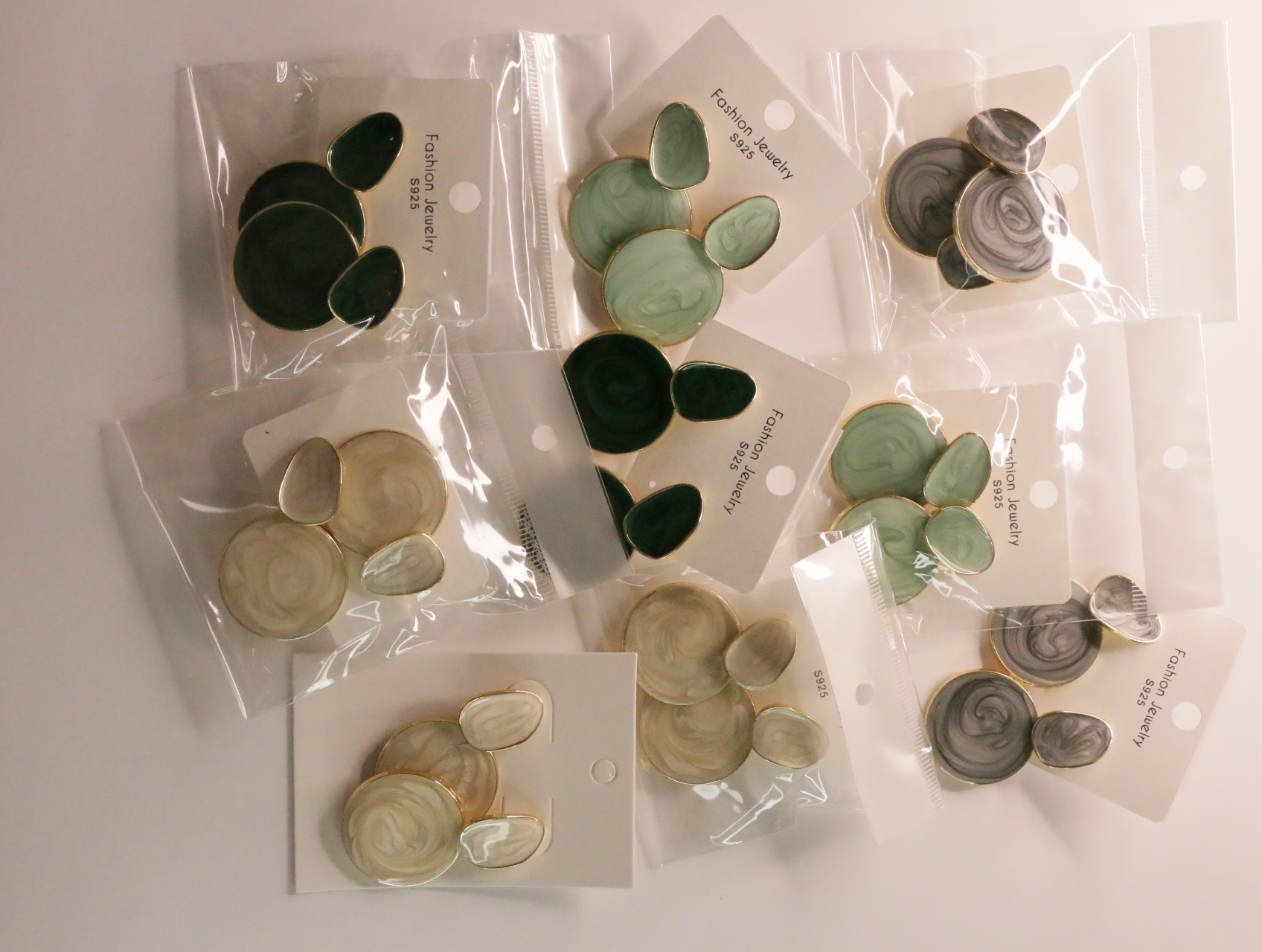 Vista de conjunto de pendientes marmoleados en verde, gris y crema — lote de bisutería para mujer, vista principal · Lotes Bisutería (LT044)
