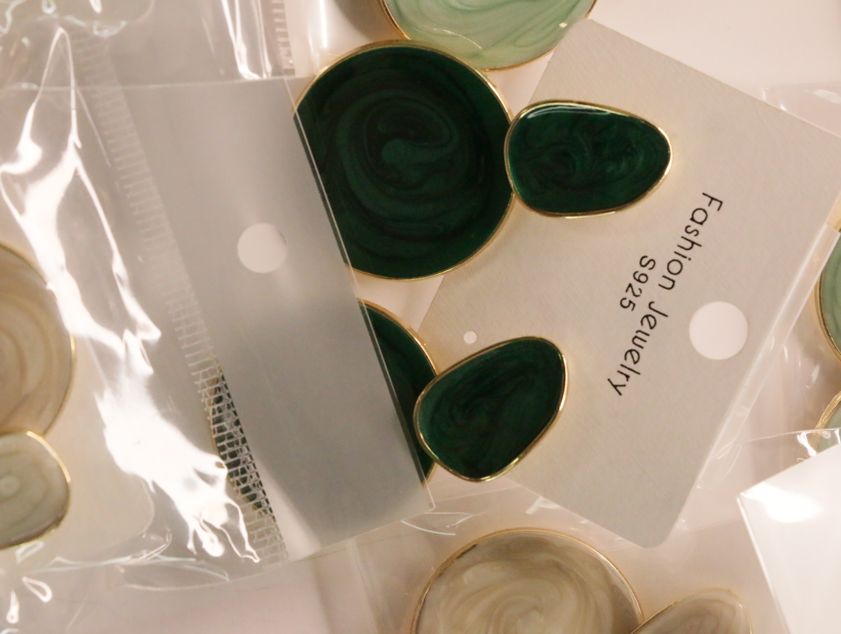 Pendientes verde oscuro marmoleados con bordes dorados — lote de bisutería baratos, detalle · Lotes Bisutería (LT044)