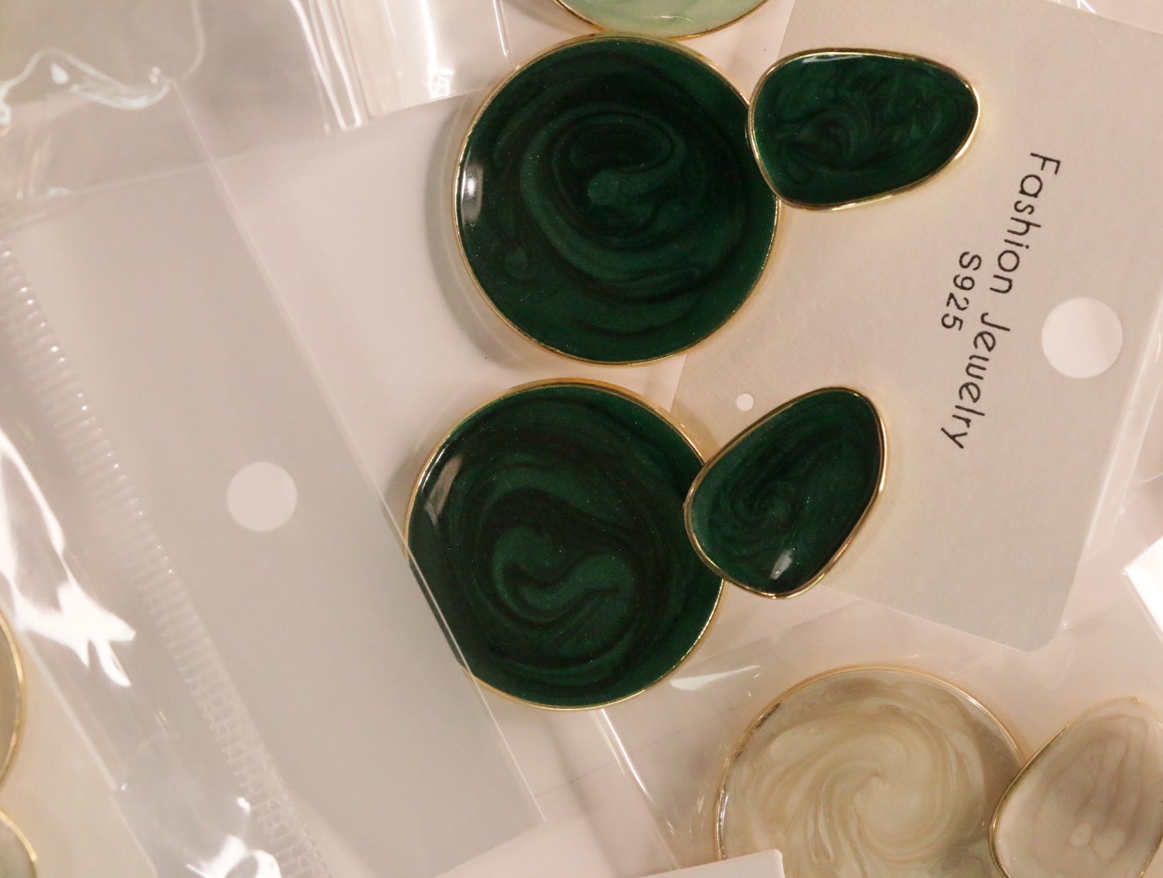 Detalle de pendientes circulares marmoleados verde oscuro — lote de bisutería online, vista principal · Lotes Bisutería (LT044)
