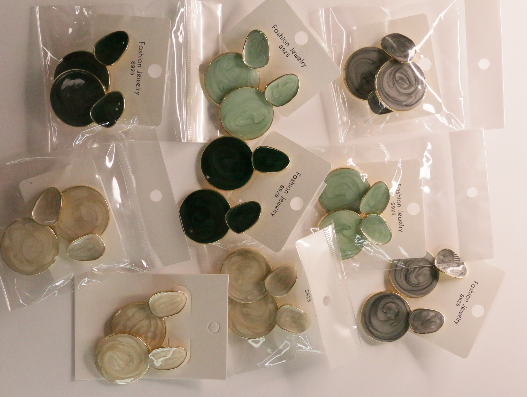 Lote de pendientes colgantes efecto marmoleado con bordes dorados — lote de bisutería para mujer, detalle · Lotes Bisutería (LT044)