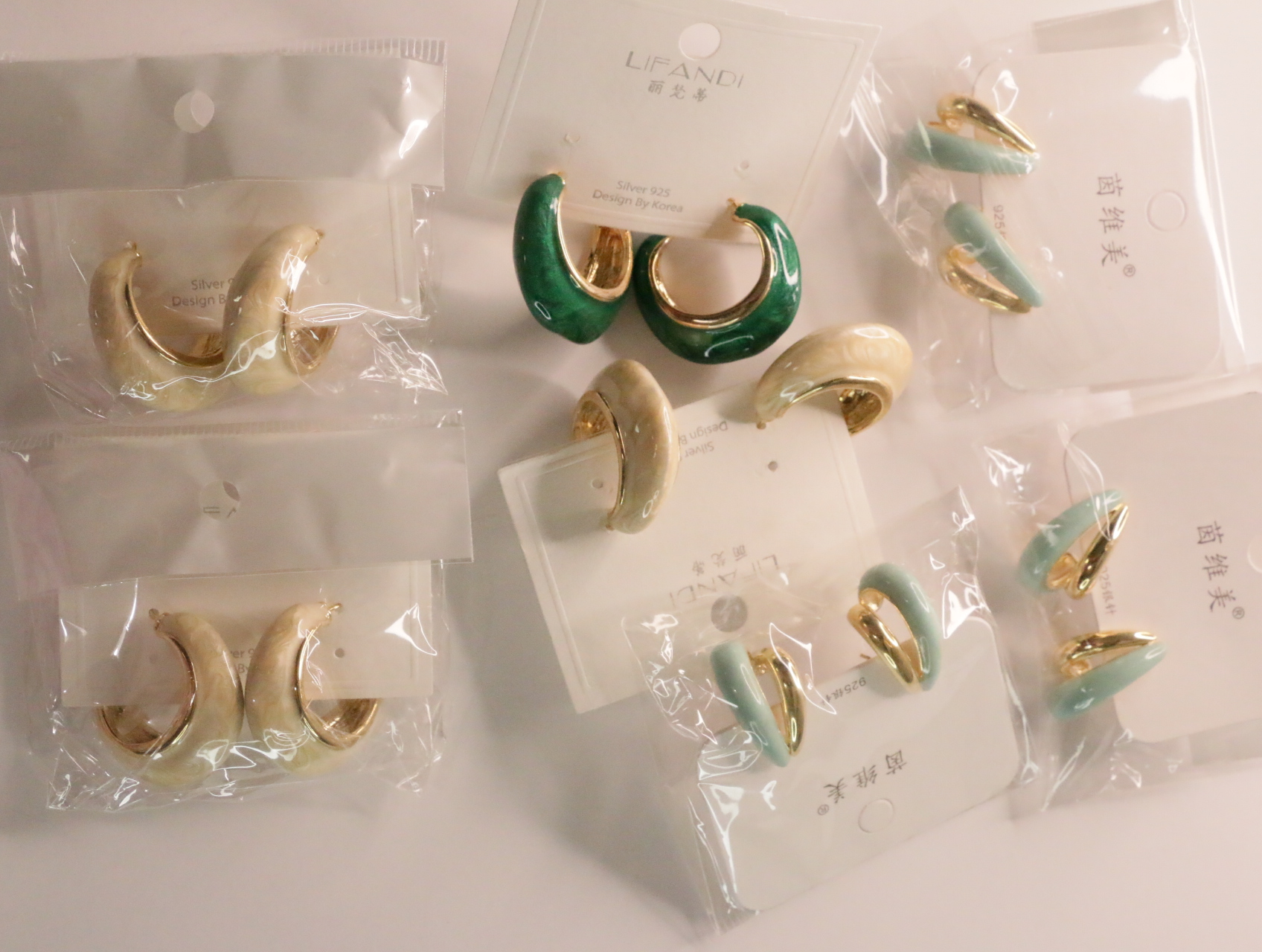 Vista general del lote de pendientes verdes y crema con detalles dorados — lote de bisutería para mujer, vista principal · Lotes Bisutería (LT045)