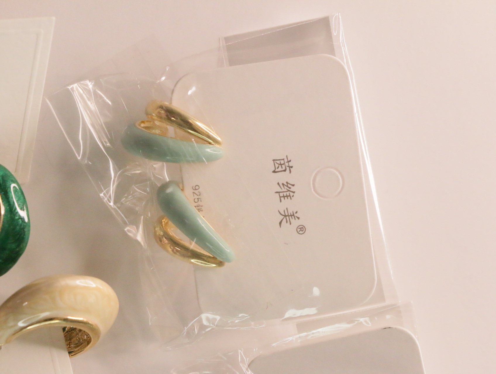 Pendientes curvos verde menta con acabado dorado — lote de bisutería baratos, detalle · Lotes Bisutería (LT045)
