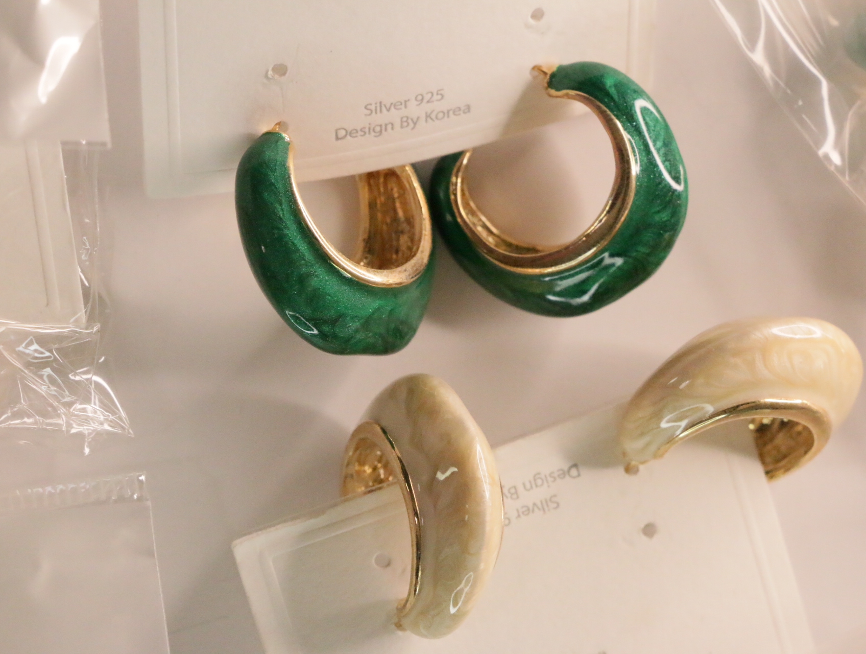 Pendientes de aro brillantes en verde intenso y crema — lote de bisutería de moda, vista lateral · Lotes Bisutería (LT045)